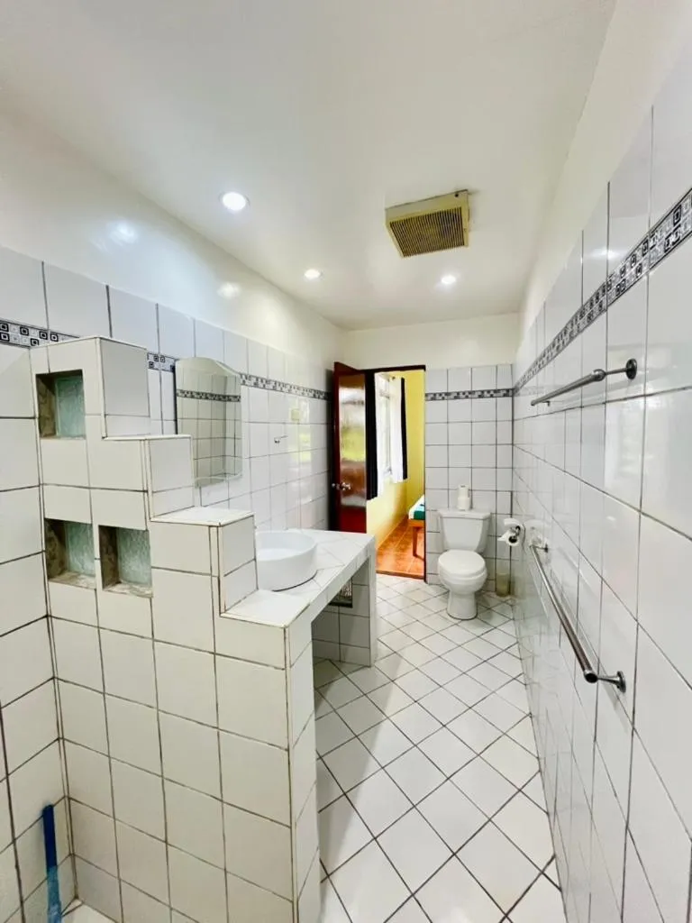 Bathroom in Garden of Eden Dive Resort