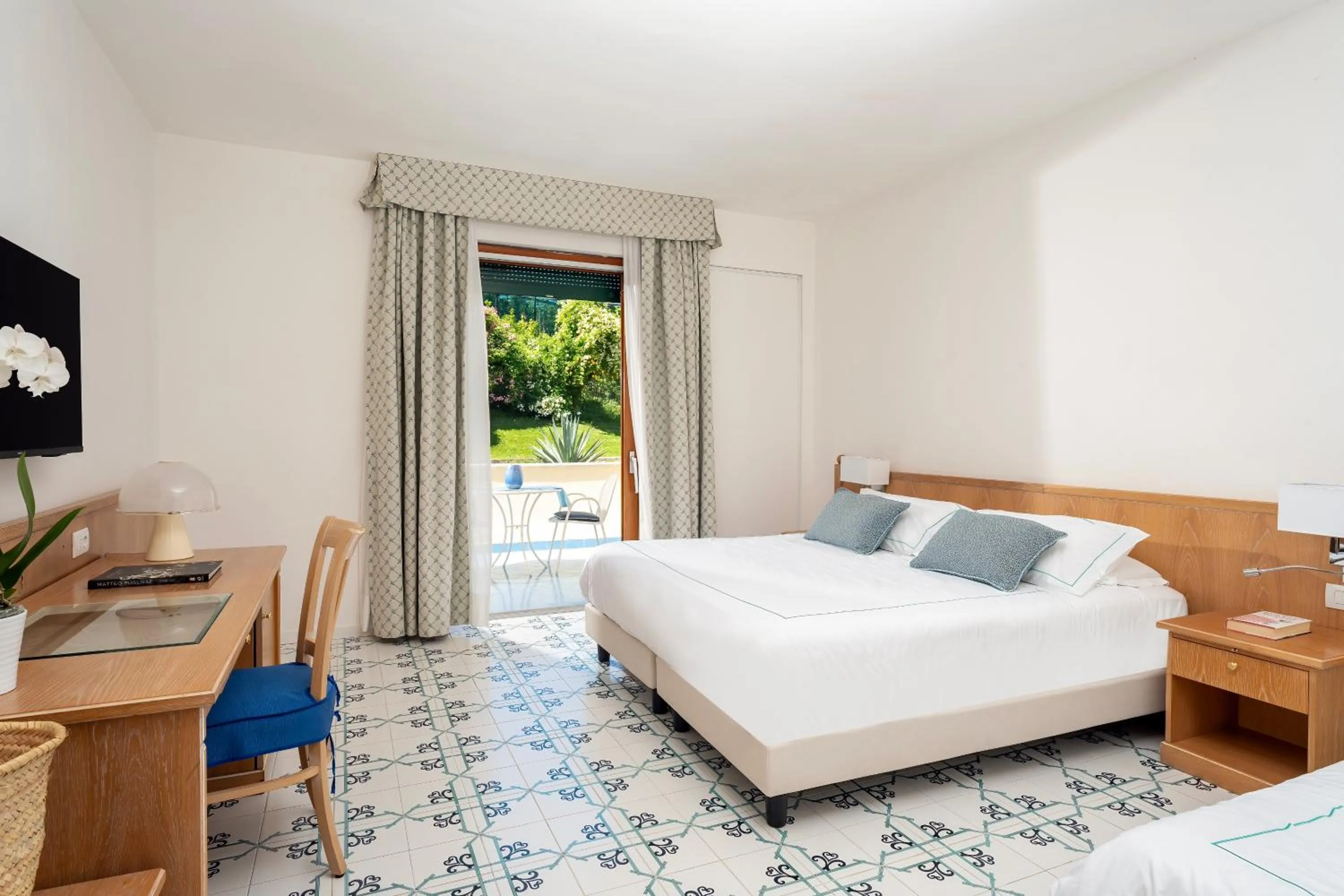 Bedroom, Bed in Grand Hotel Vesuvio