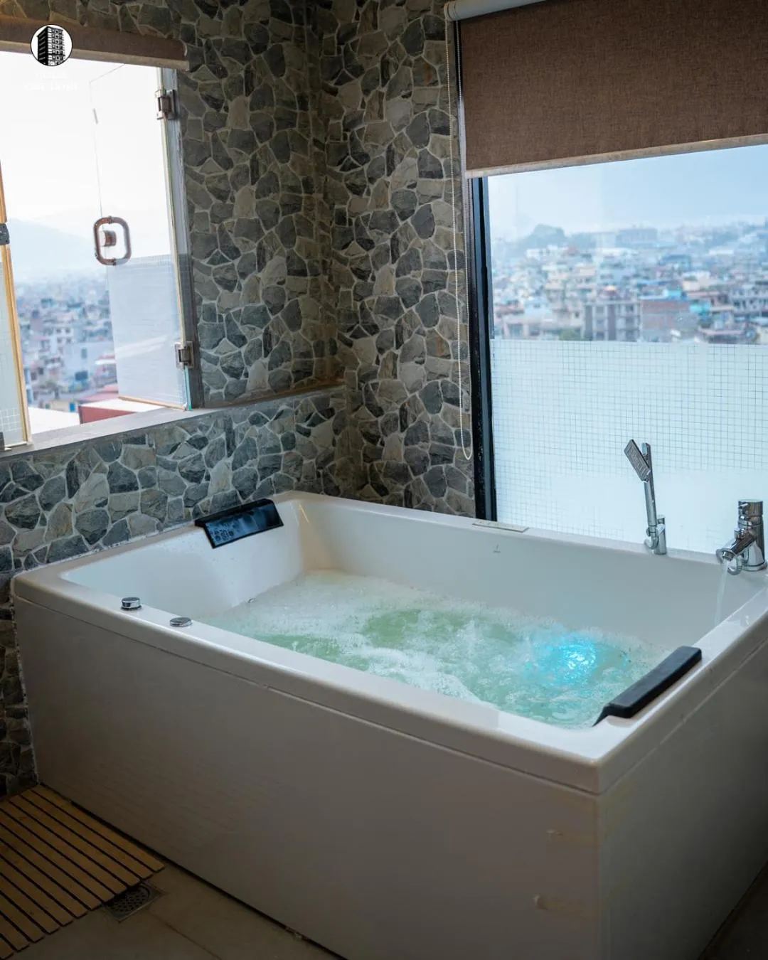 Hot Tub in Hotel Kesu Home