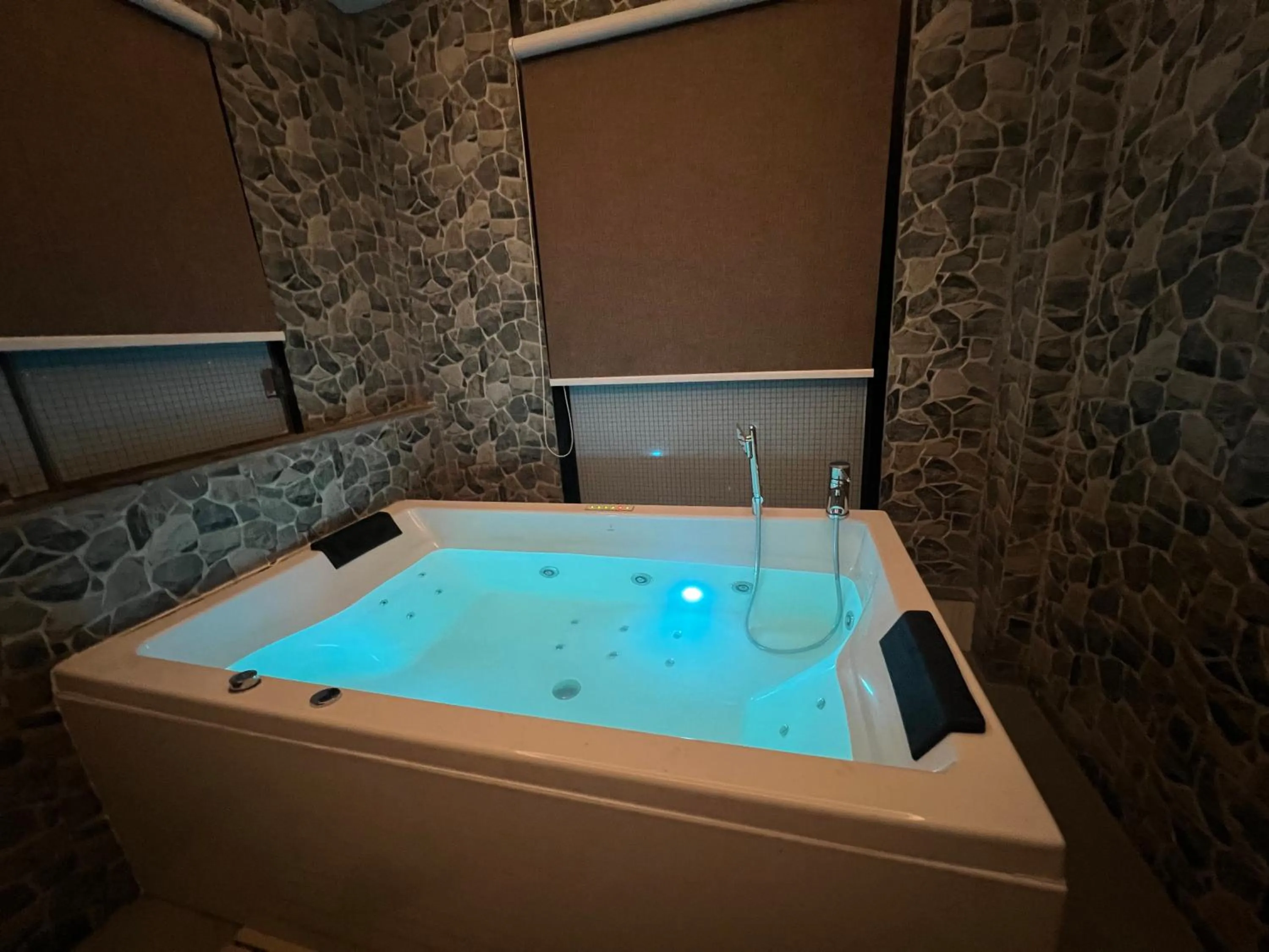 Hot Tub in Hotel Kesu Home