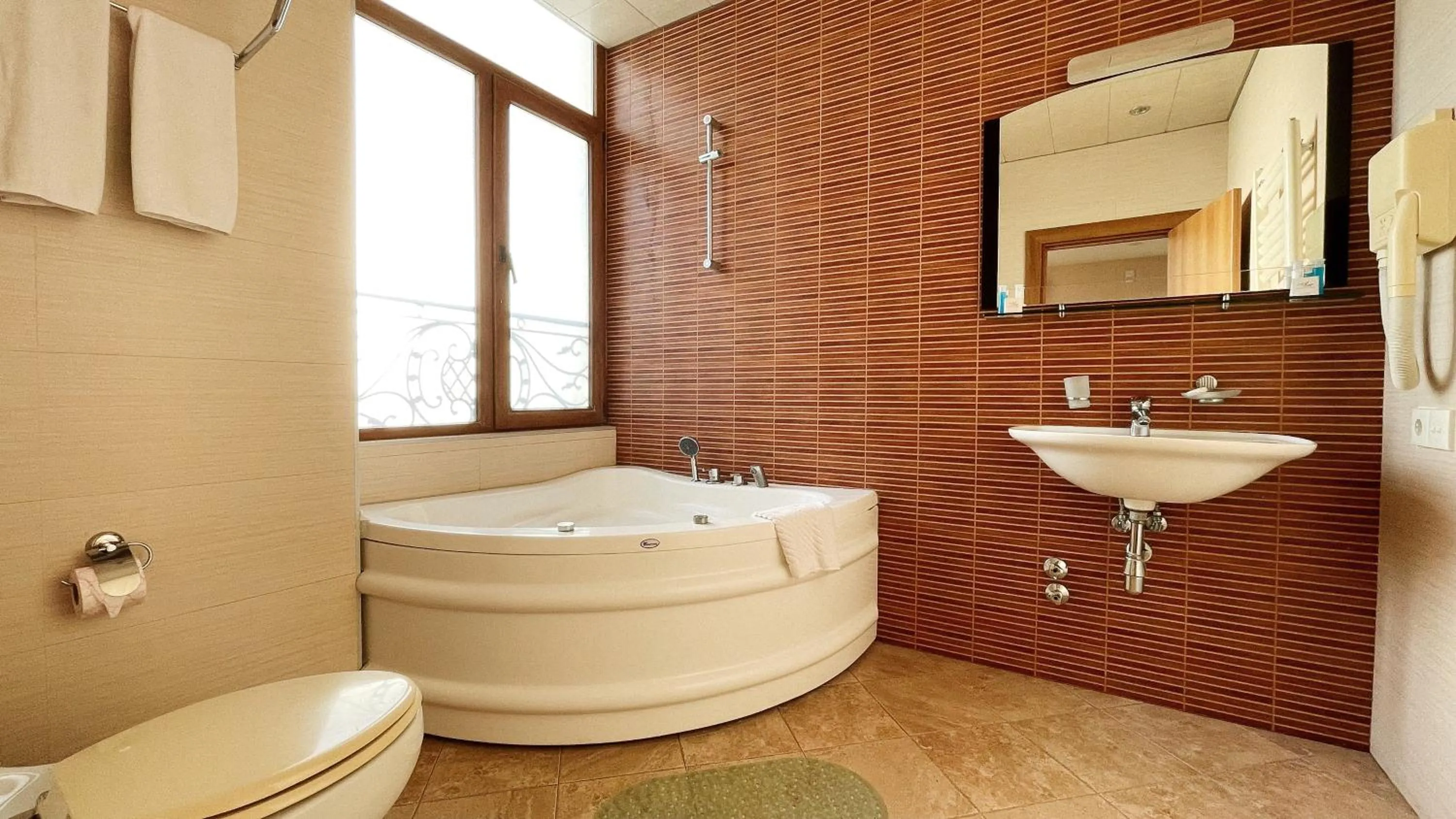 Hot Tub in Austin Hotel Baku