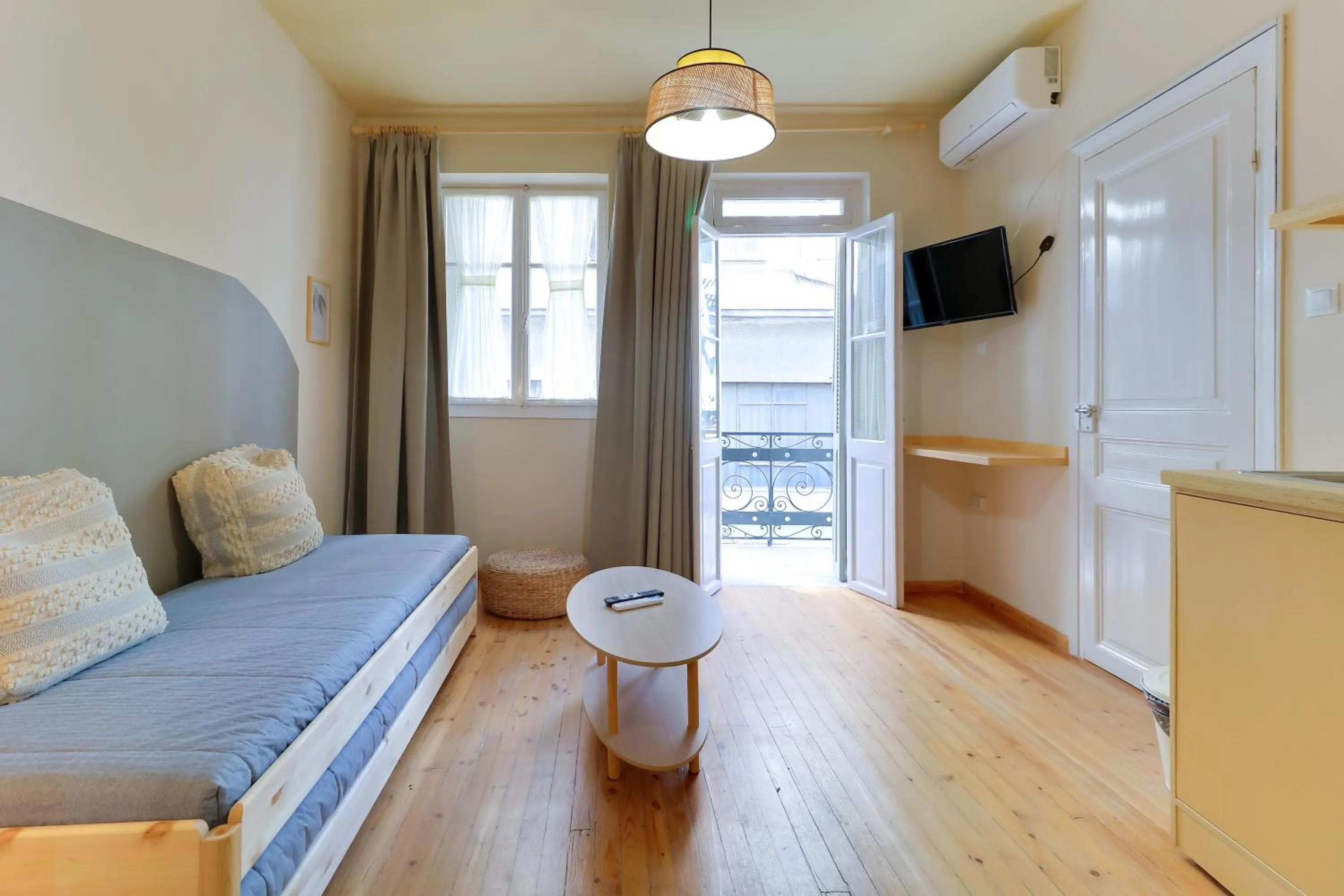 Seating area, Bed in athensvintage