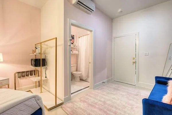 Bathroom, Bed in The Oleander Hotel Room Number 2