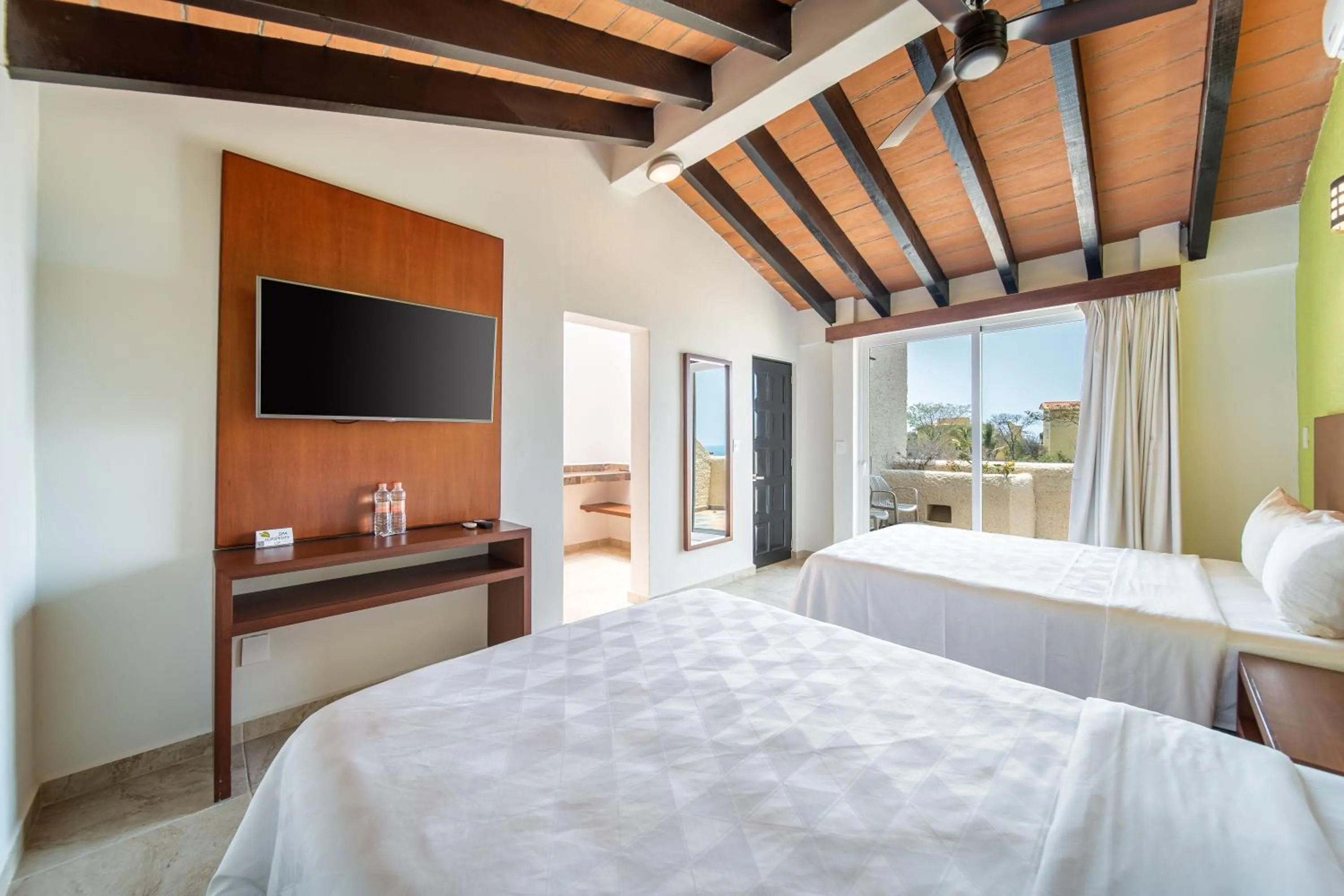 Photo of the whole room, Bed in Villas Coral Huatulco
