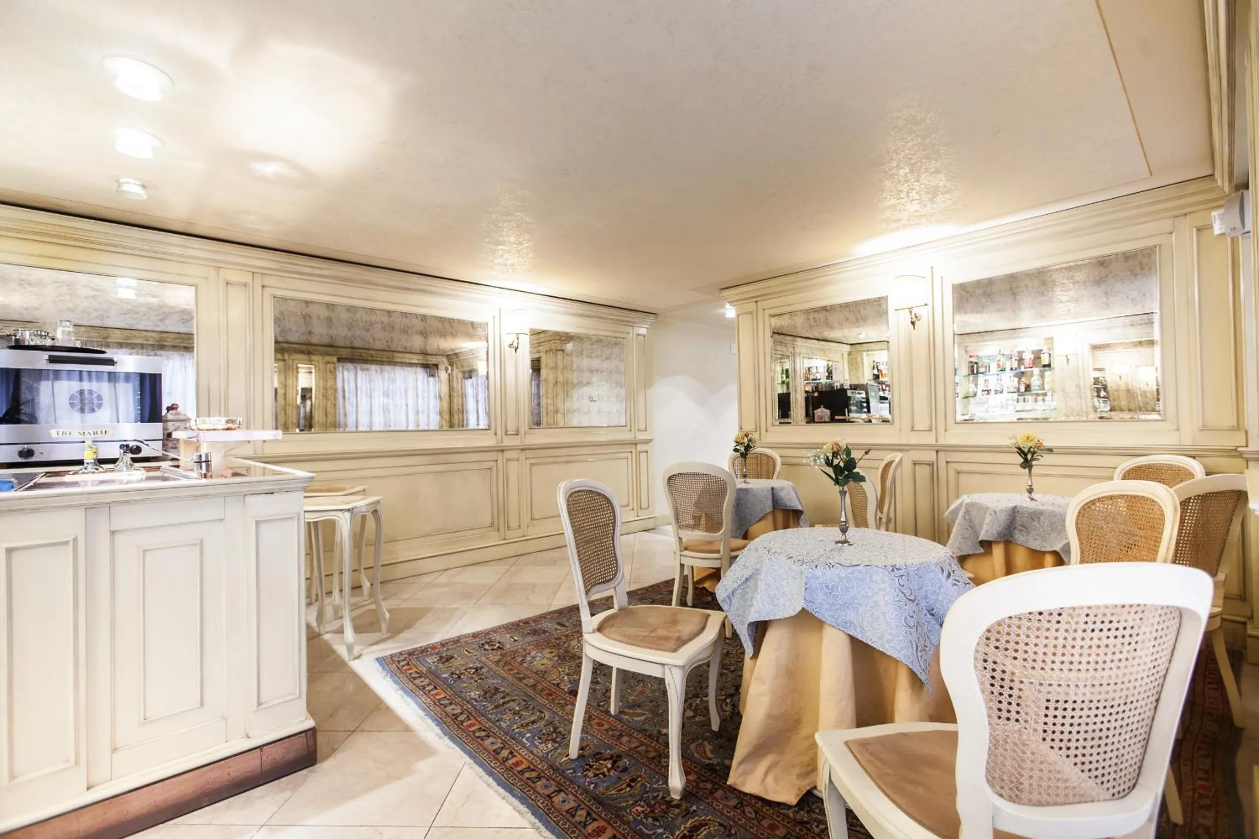 Lounge or bar in Hotel San Luca