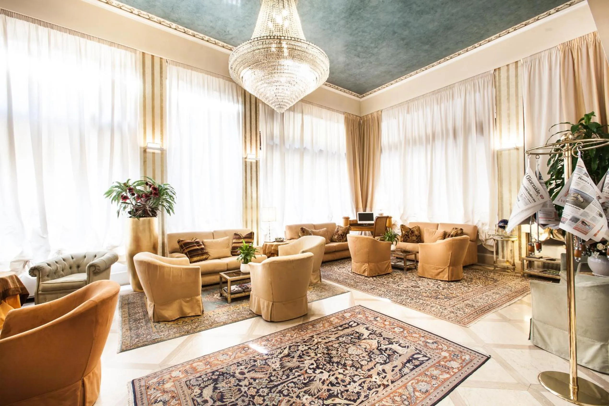 Lobby or reception in Hotel San Luca