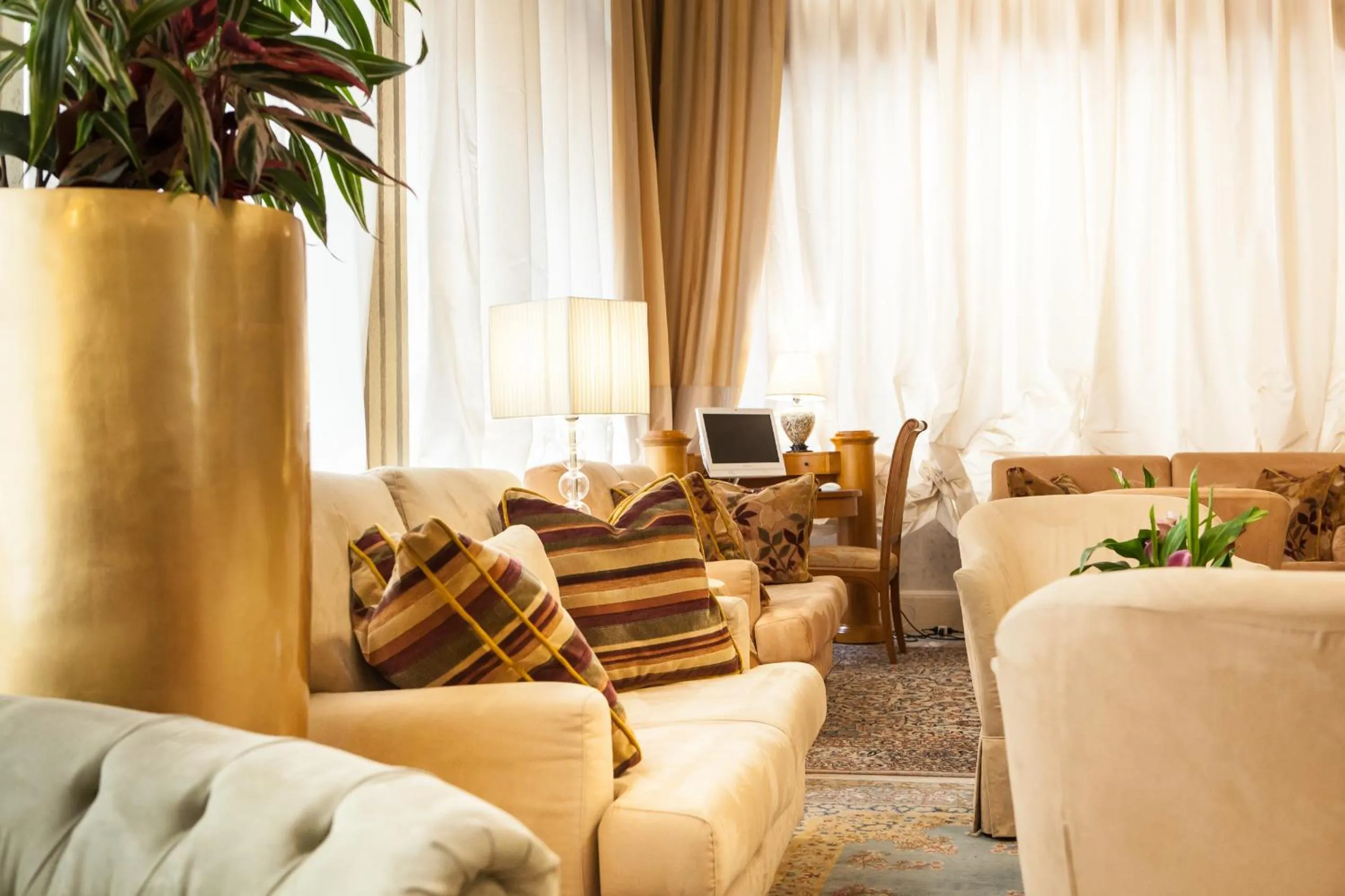 Lobby or reception in Hotel San Luca