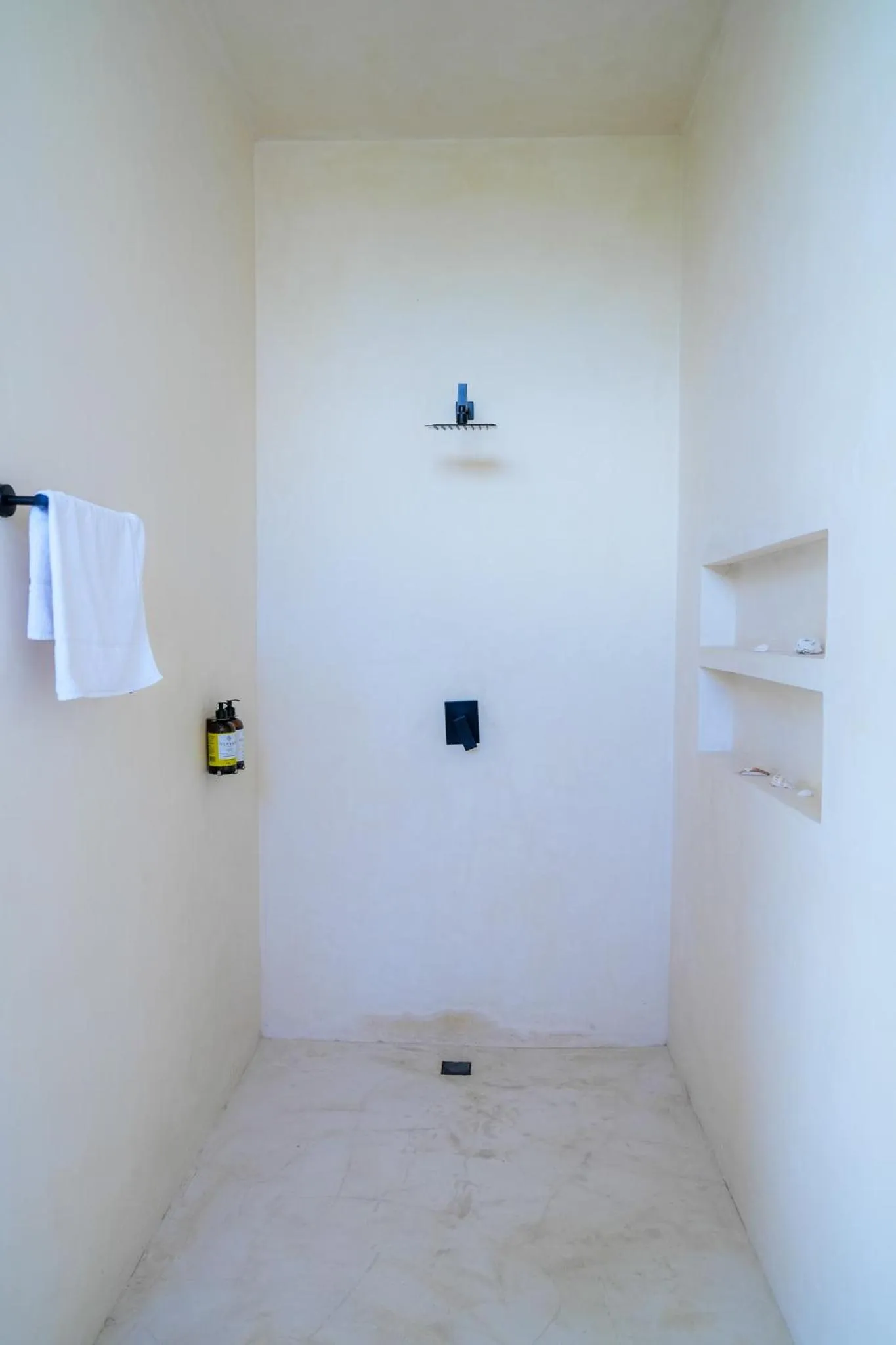 Shower in Tikul Hotel Boutique