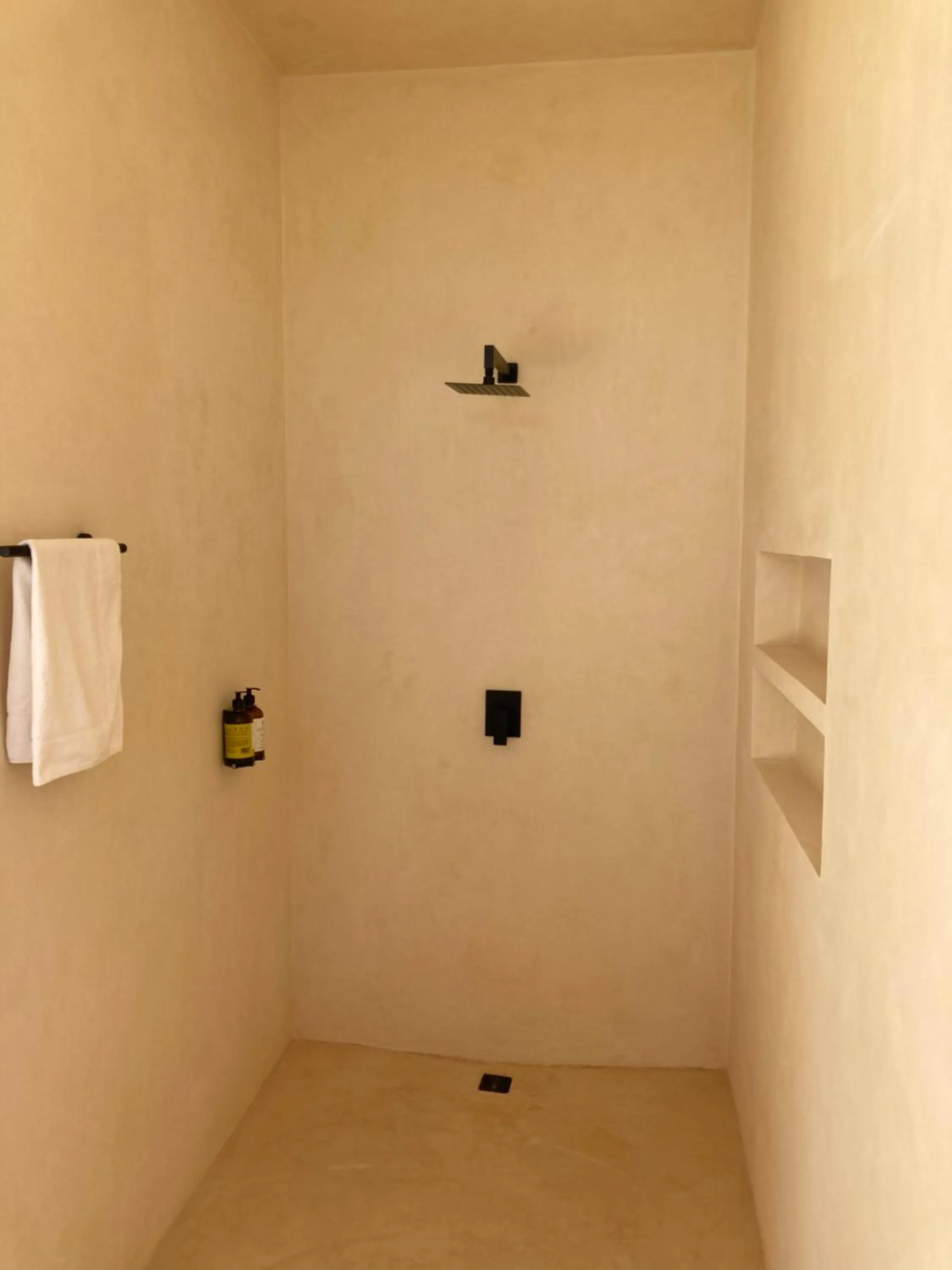 Shower in Tikul Hotel Boutique