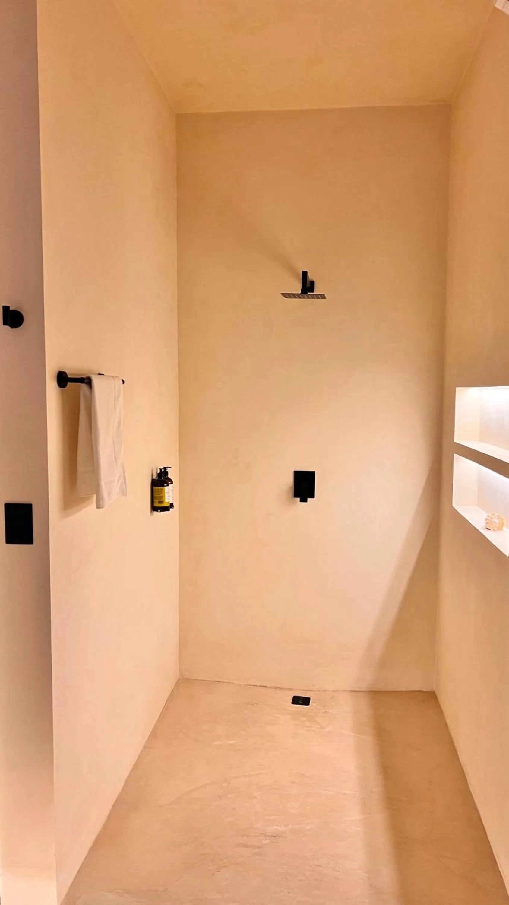 Shower in Tikul Hotel Boutique