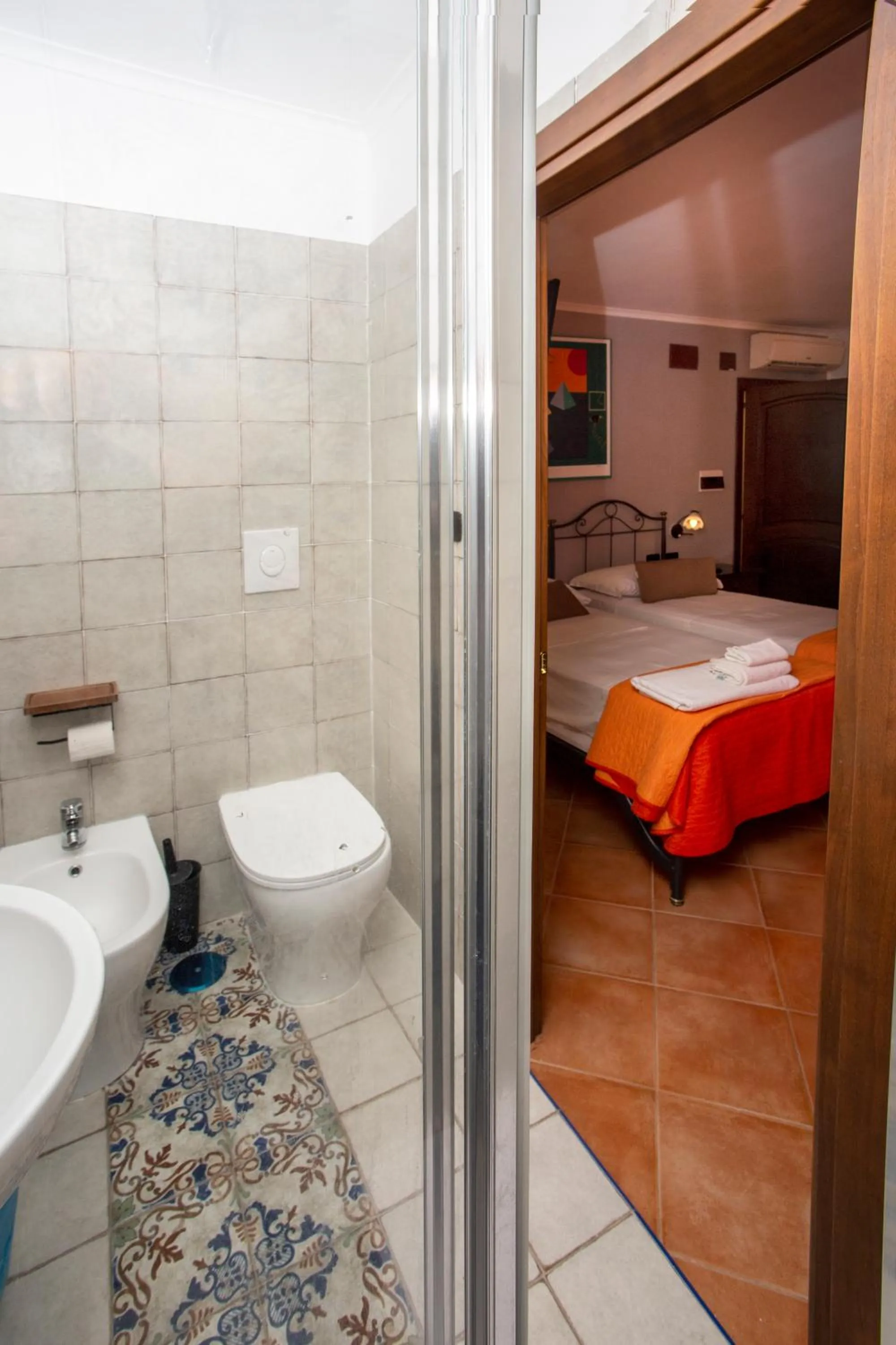 Shower, Bed in Hotel Neapolis