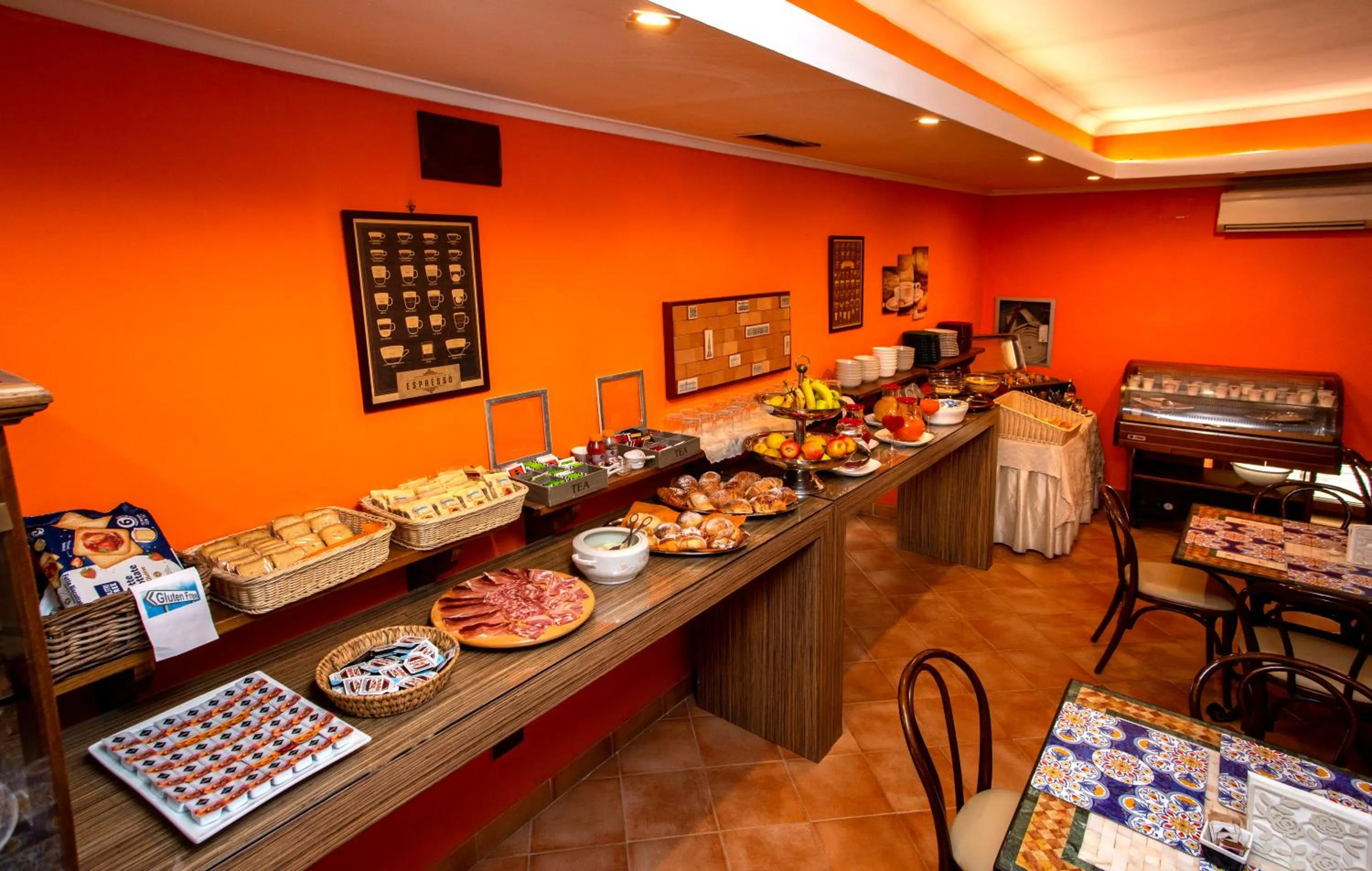 Restaurant/places to eat in Hotel Neapolis