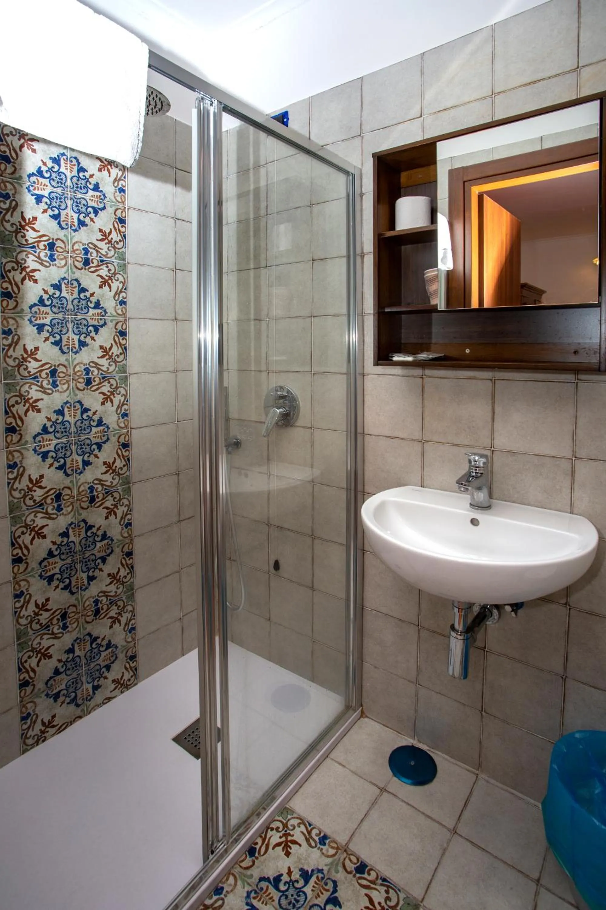 Shower in Hotel Neapolis