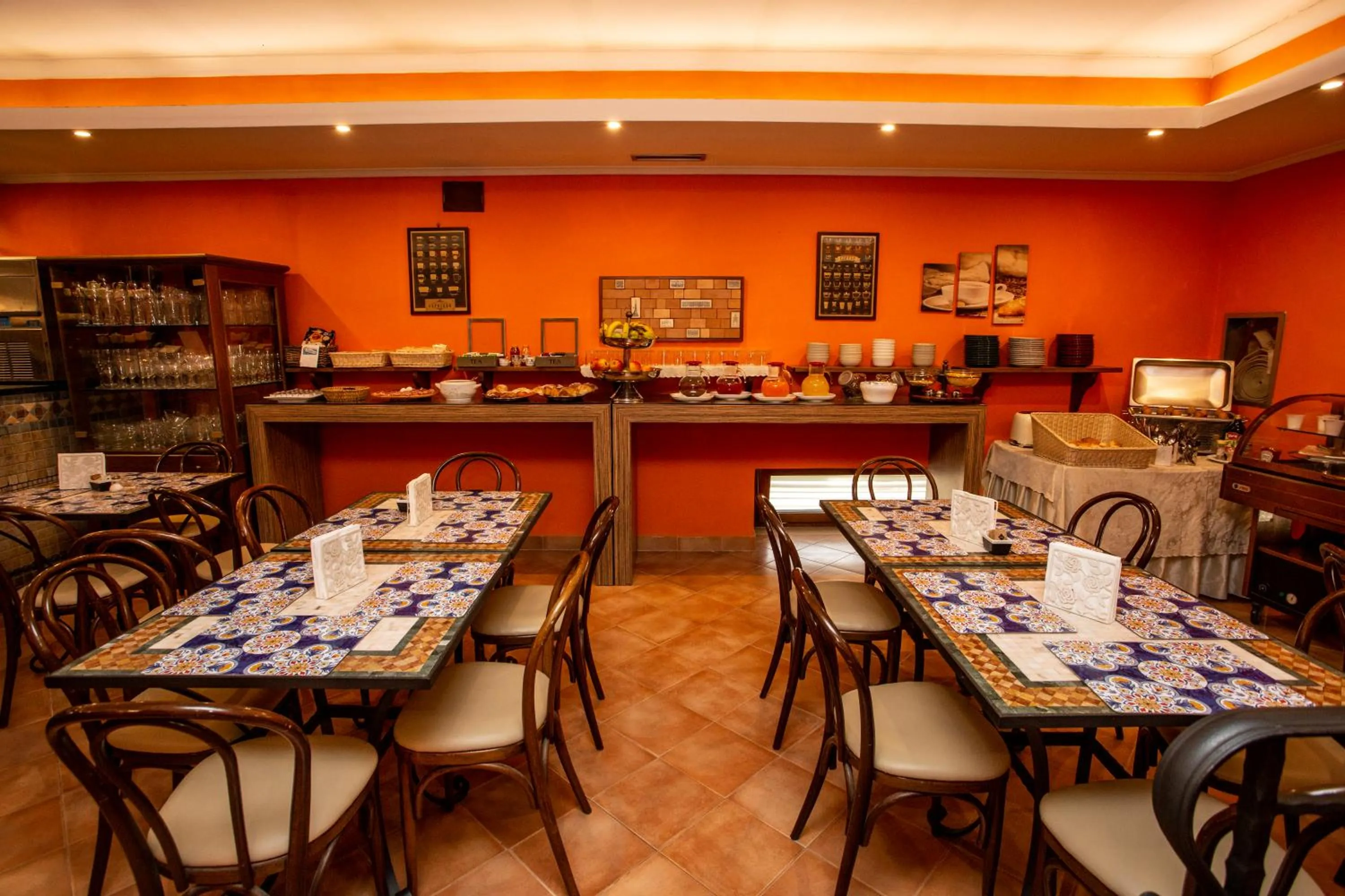 Restaurant/places to eat in Hotel Neapolis
