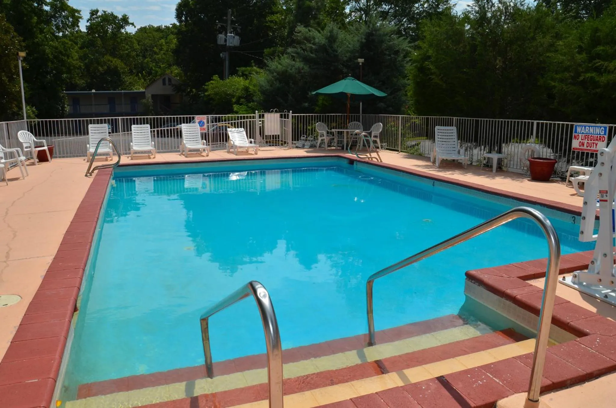 Swimming pool in Red Roof Inn Williamsburg