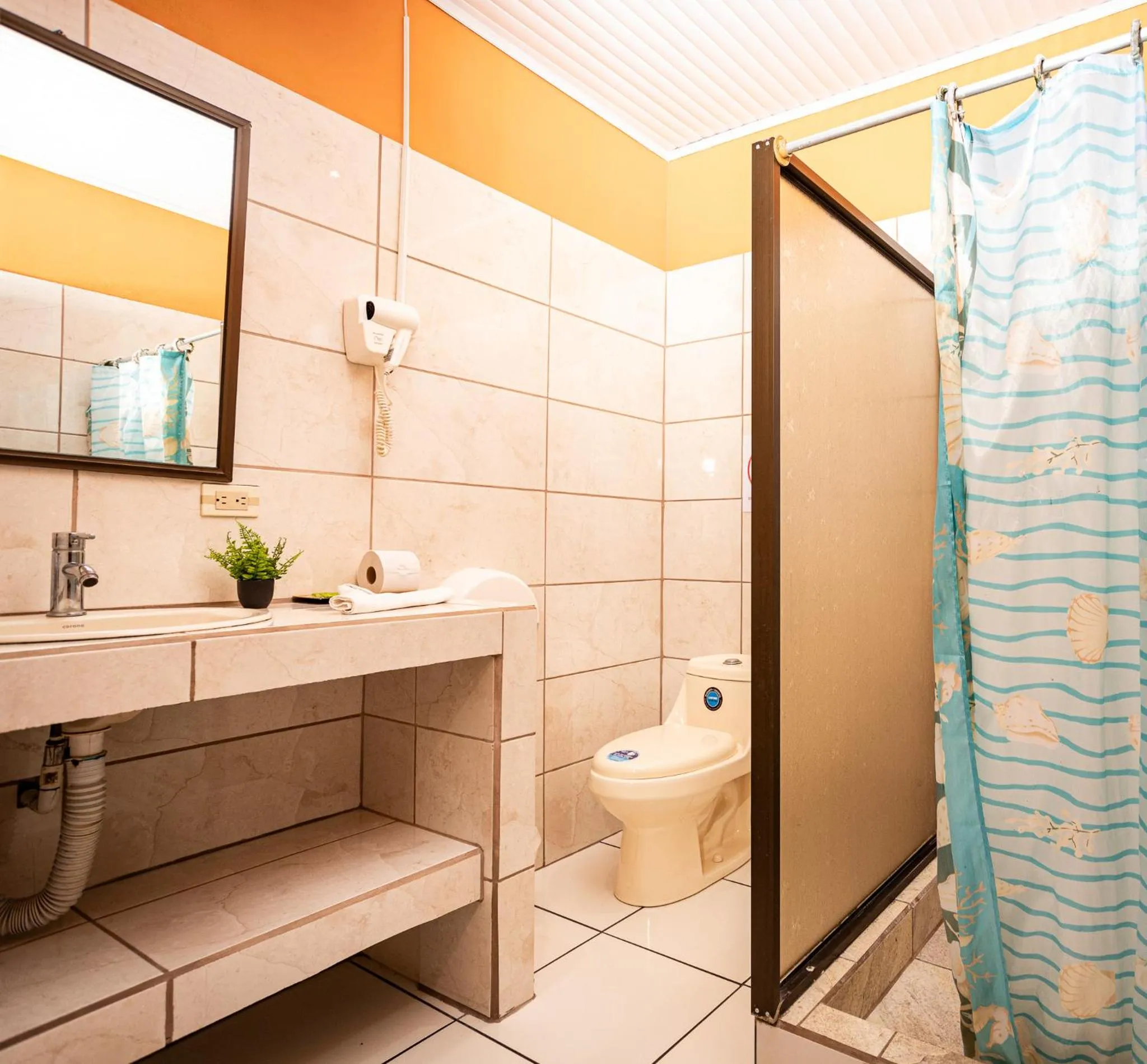 Shower in Hospedaje Colibri