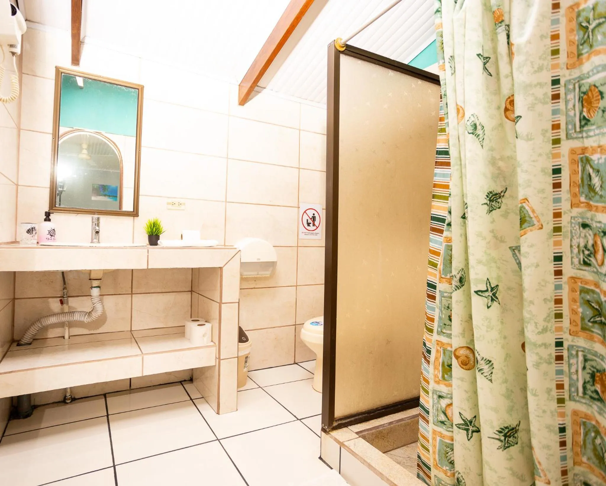 Shower in Hospedaje Colibri