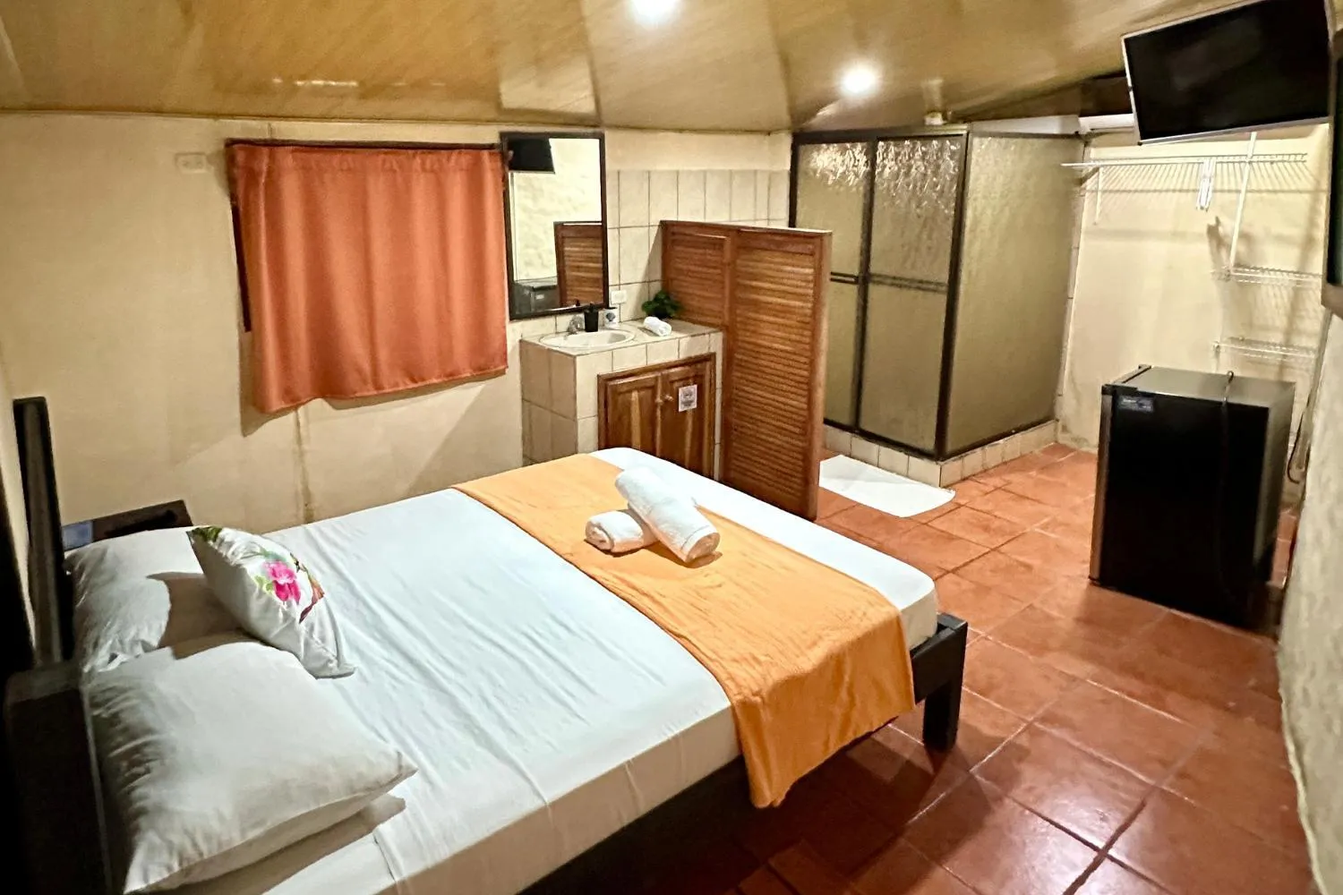 Photo of the whole room, Bed in Hospedaje Colibri