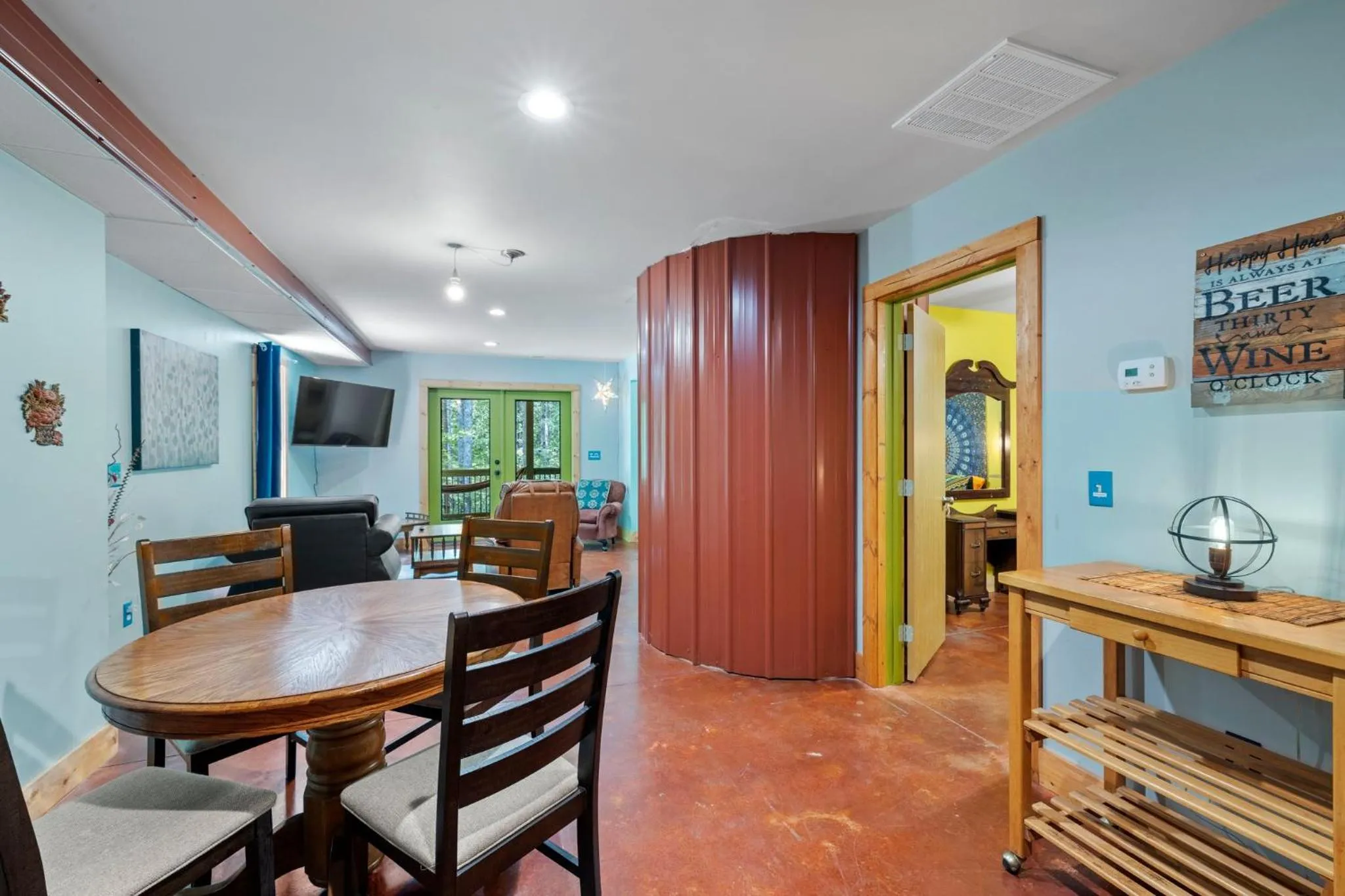 Dining area in Woodstock Manor