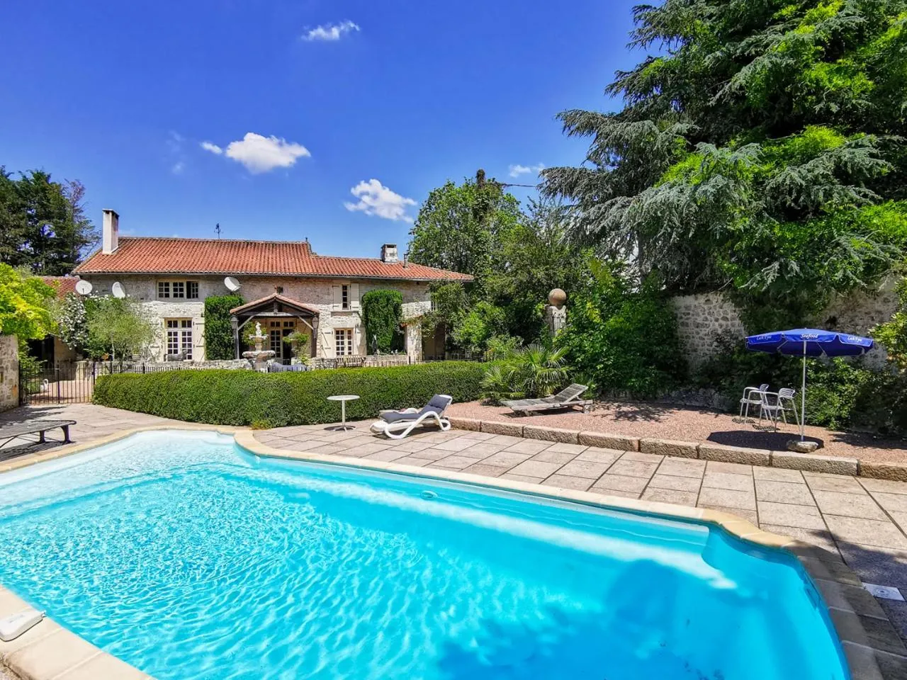Pool view in Les Grozilles