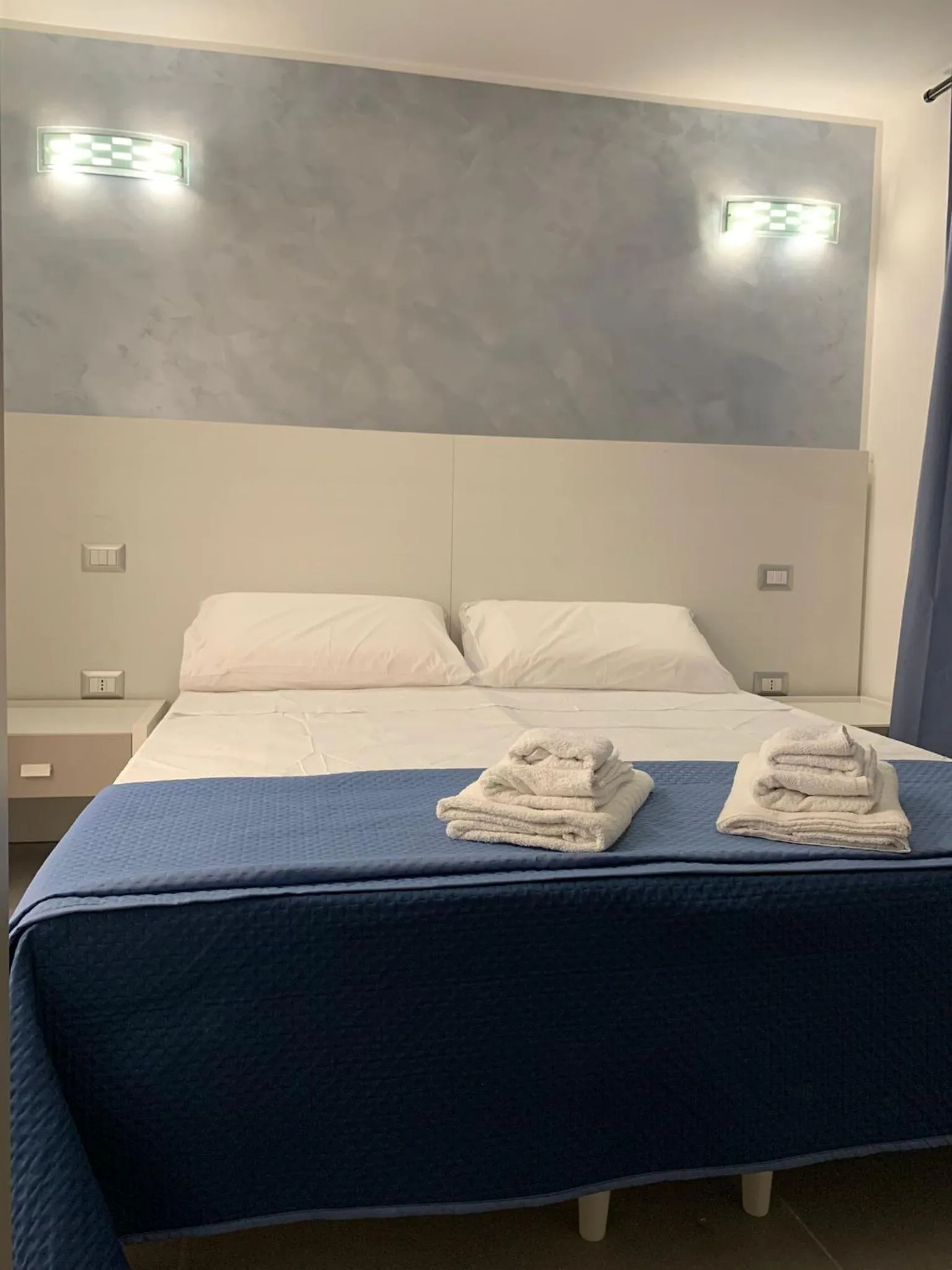 Bed in 3 Rooms Chiaia