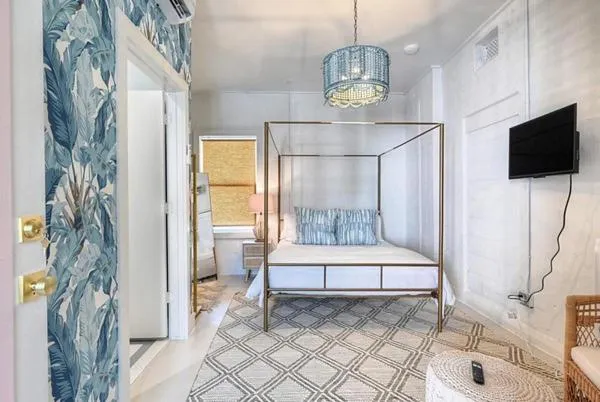 Bathroom, Bed in The Oleander Hotel Room 5