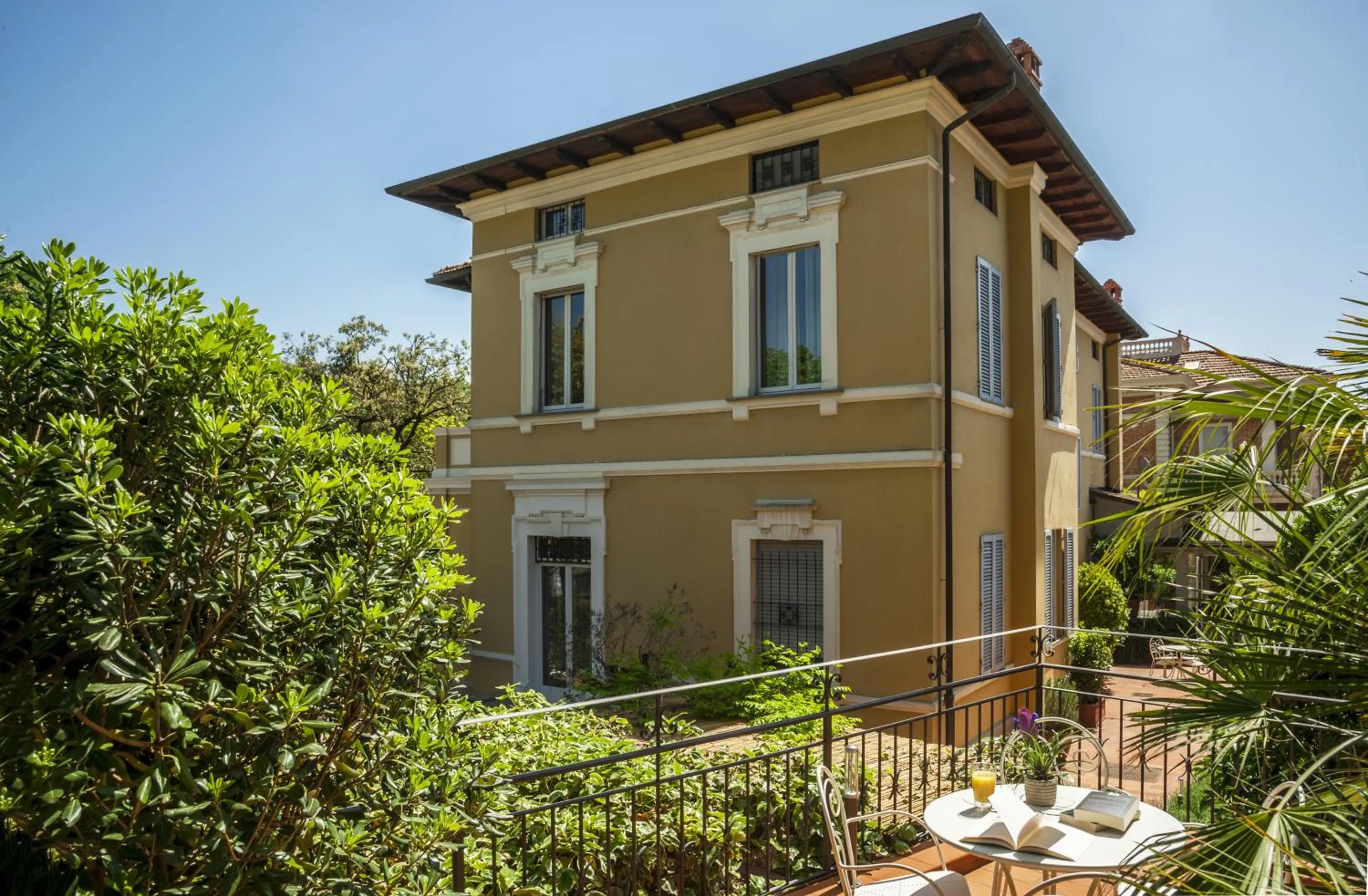 Property building in La Villa