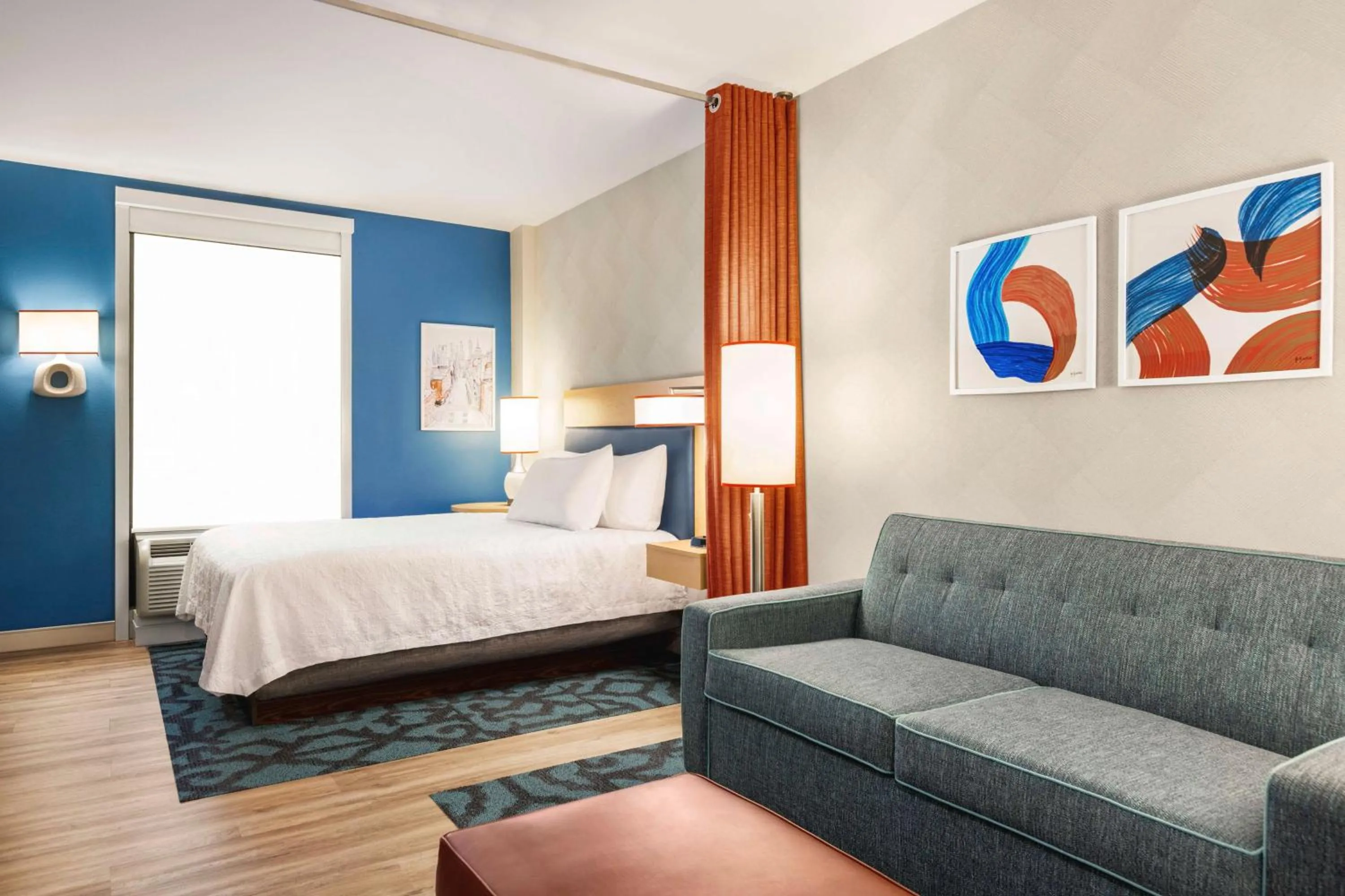 Living room, Bed in Home2 Suites Long Island City/Manhattan View