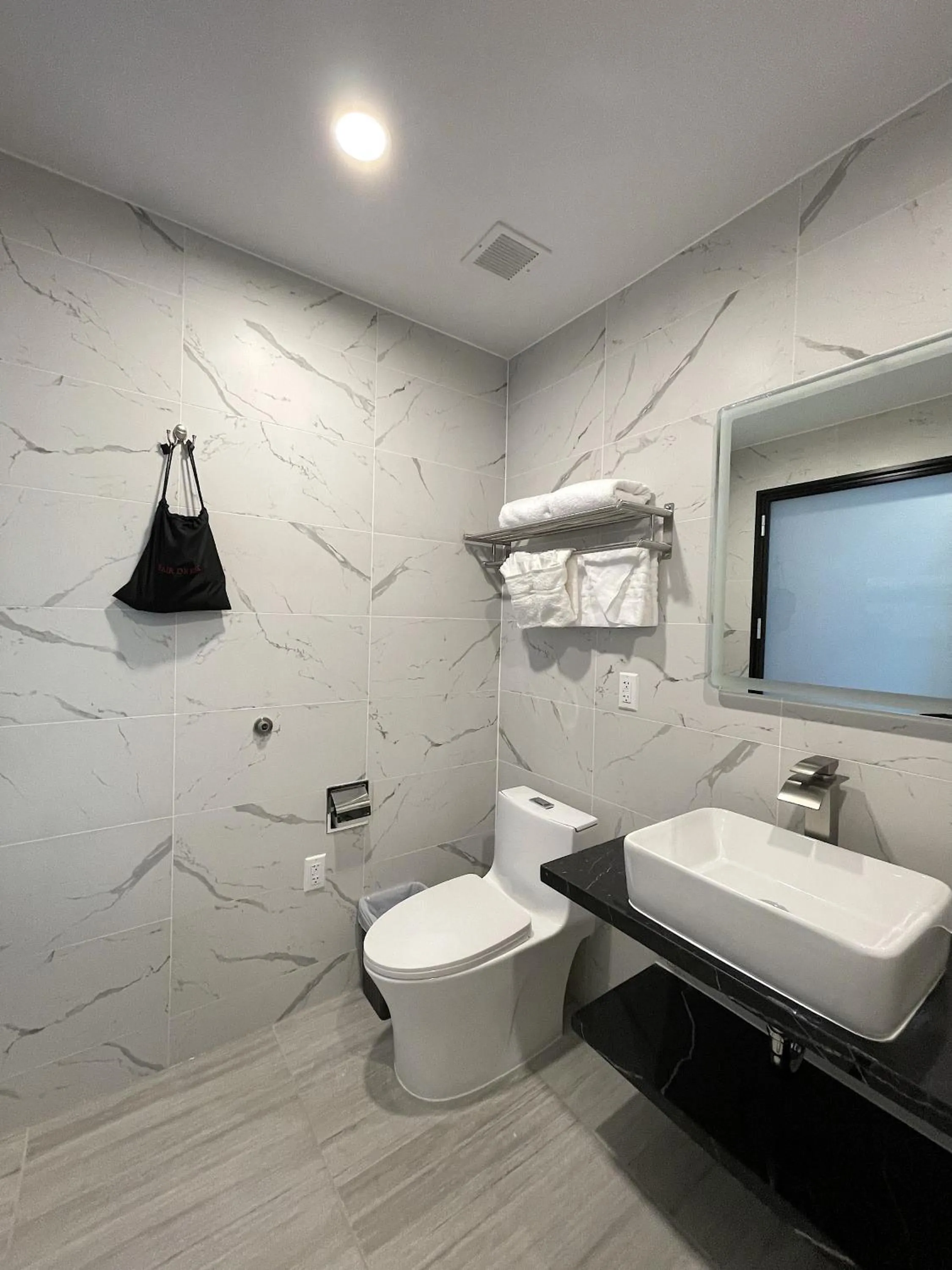 Toilet in Liberty View Brooklyn Hotel