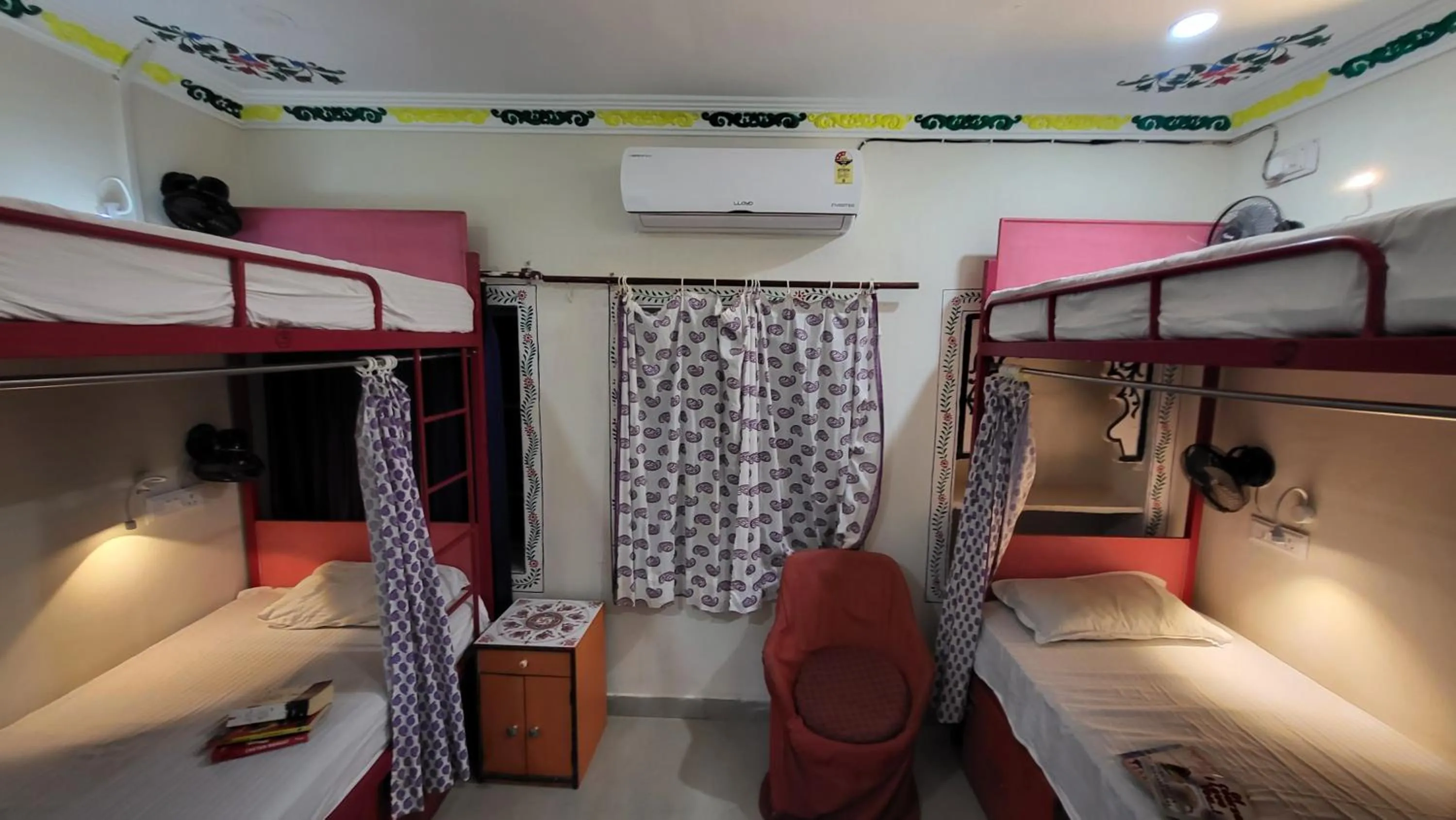 Bed in HOTEL HANUMAN GHAT On LAKE PICHOLA