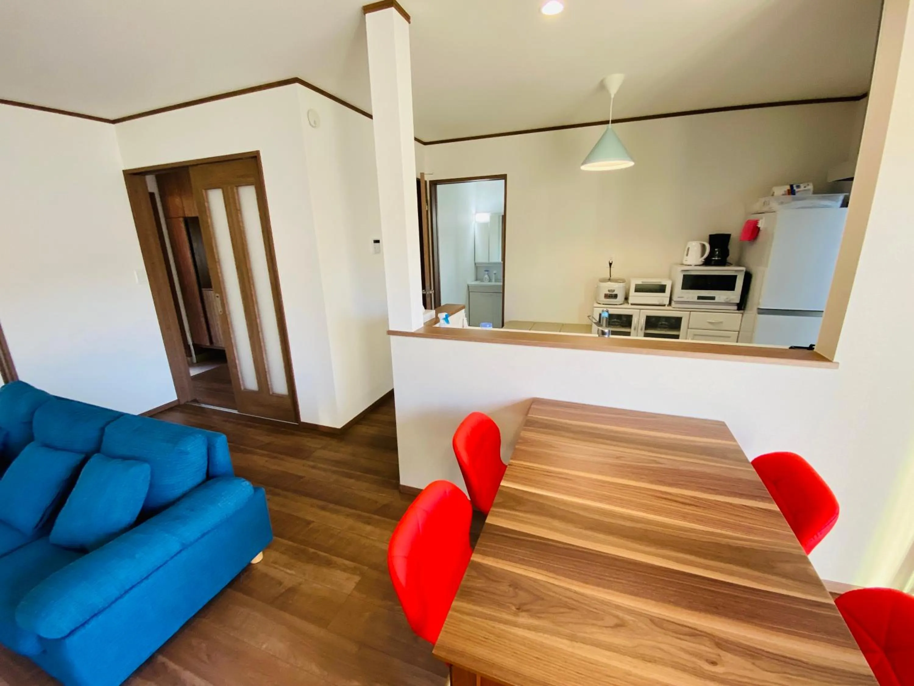 Dining area in ABURATSUBO Bekkan 三浦半島の最南端にある有数のマグロの町 BBQが可能な貸別荘