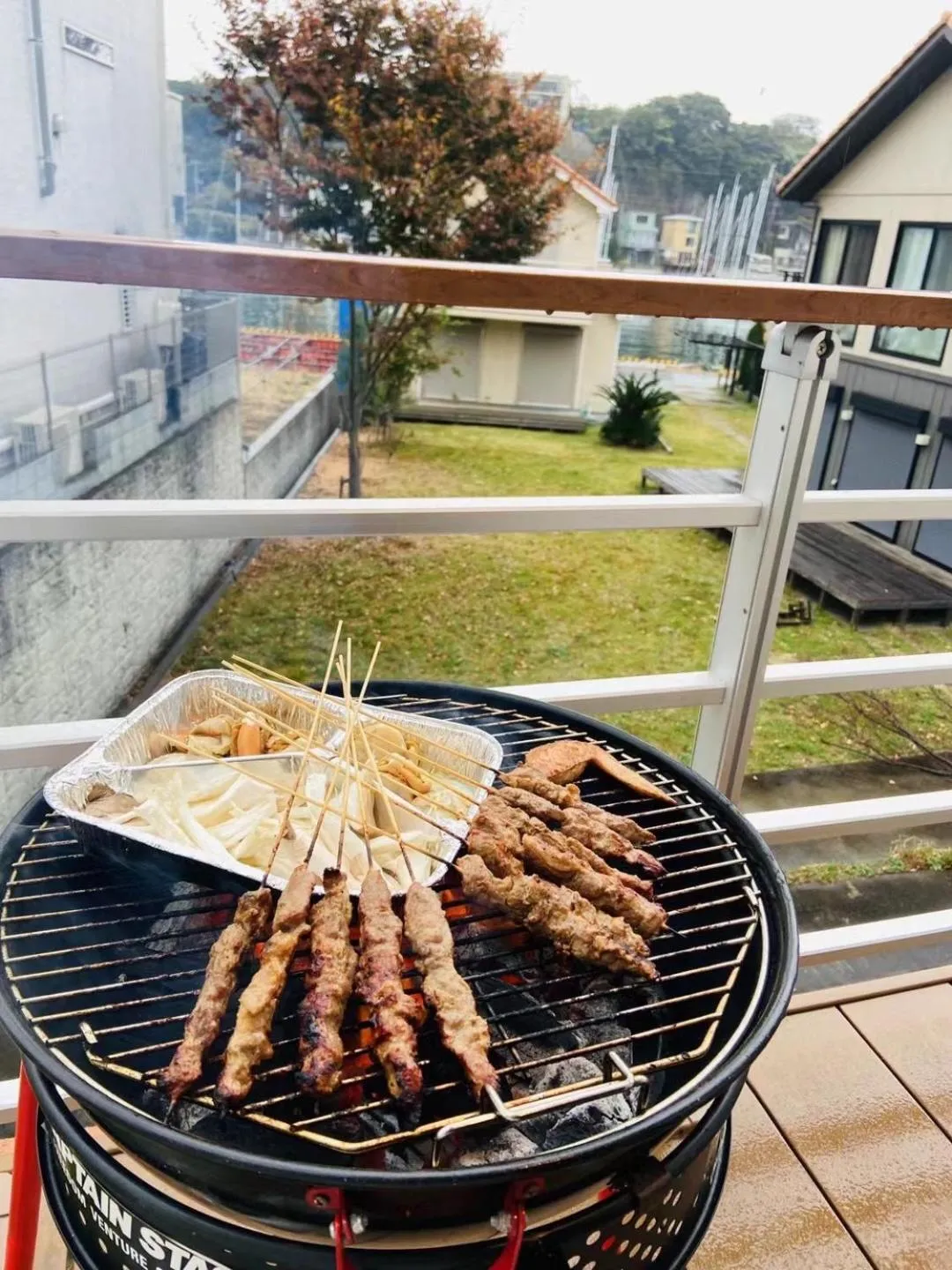 Balcony/Terrace in ABURATSUBO Bekkan 三浦半島の最南端にある有数のマグロの町 BBQが可能な貸別荘
