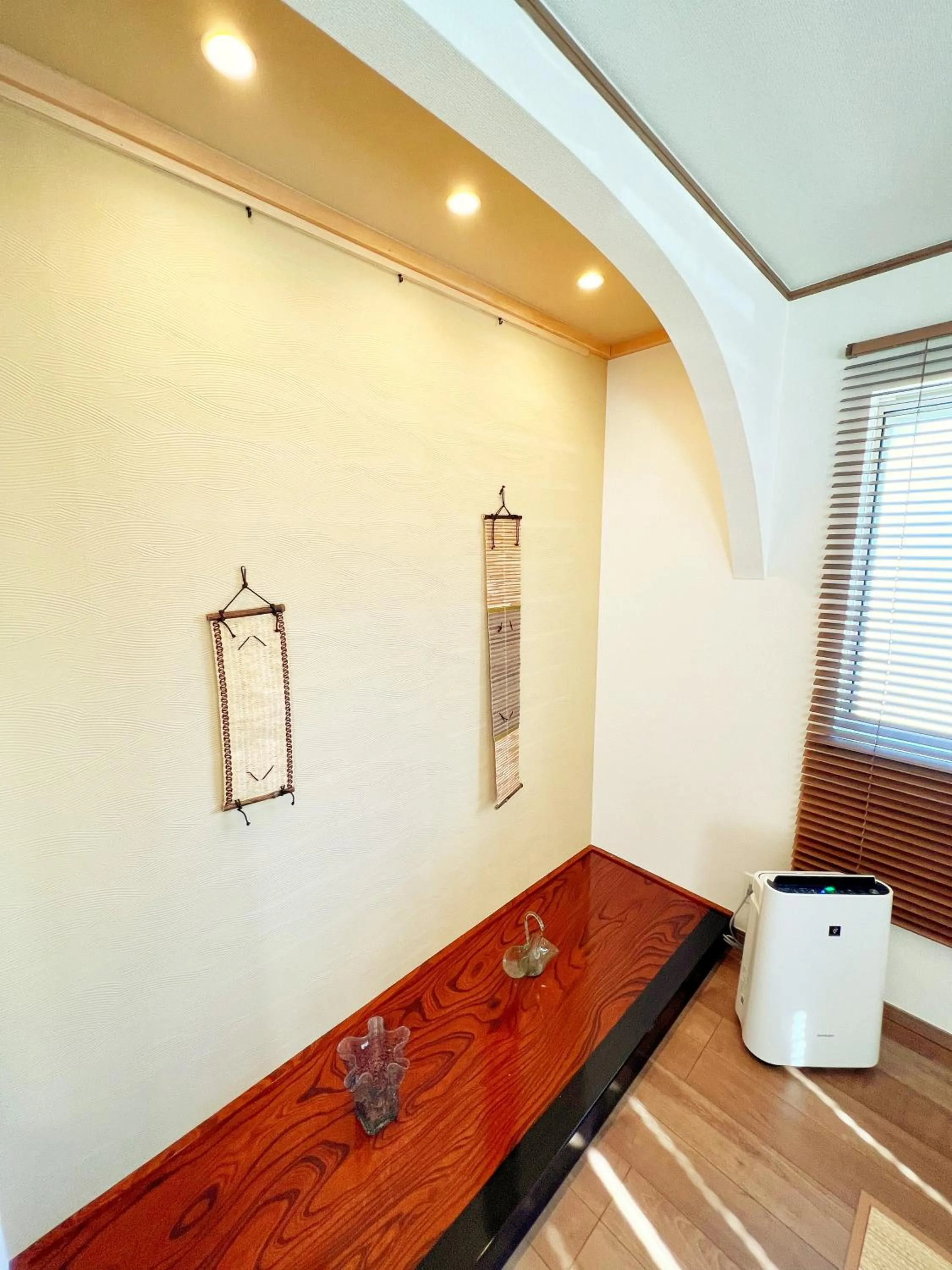 Photo of the whole room in ABURATSUBO Bekkan 三浦半島の最南端にある有数のマグロの町 BBQが可能な貸別荘