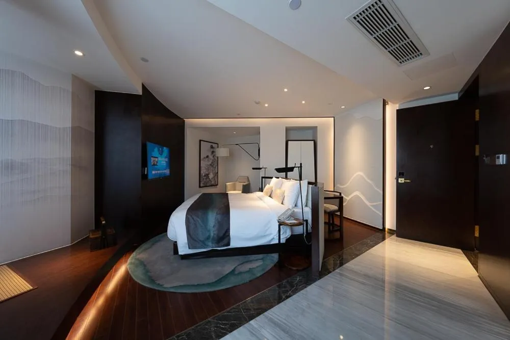 Photo of the whole room, Bed in New Century Hotel Qianchao Hangzhou