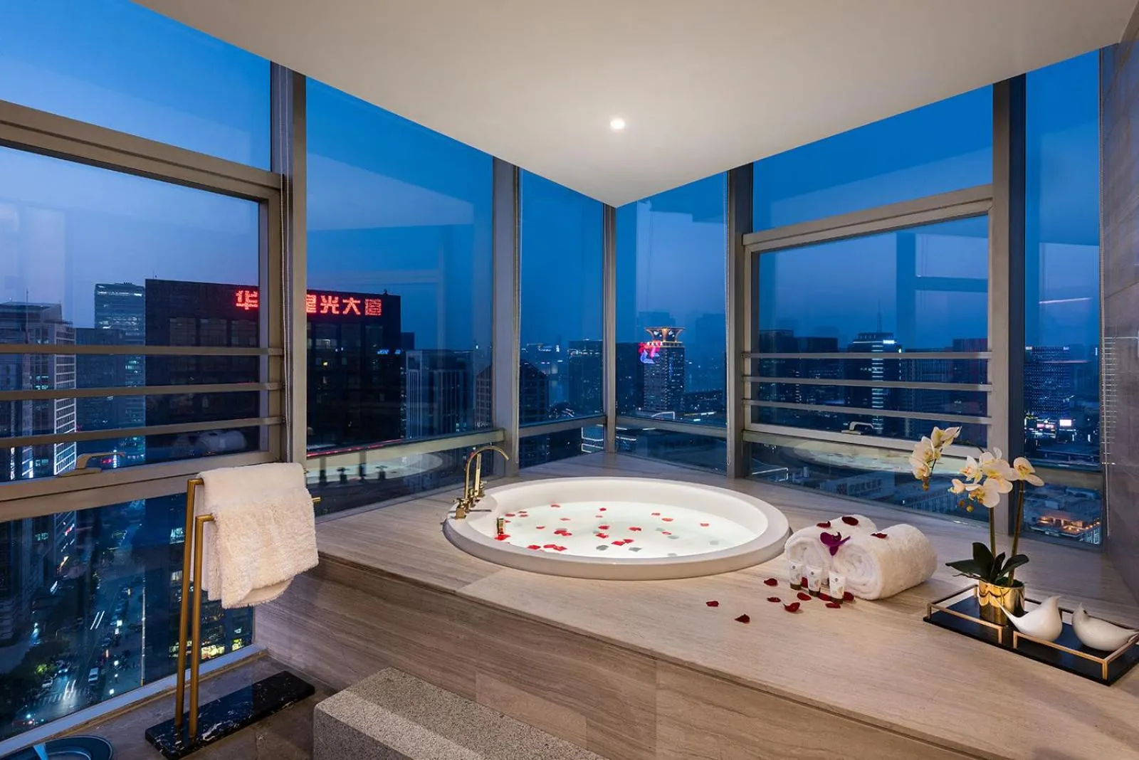 Hot Tub in New Century Hotel Qianchao Hangzhou