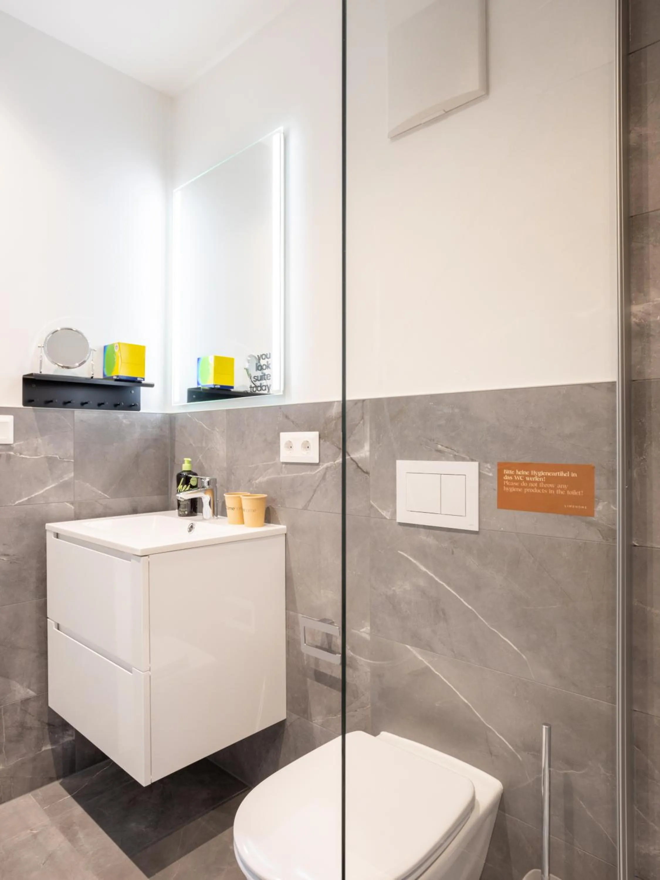 Shower in Limehome Zwickau Hauptmarkt