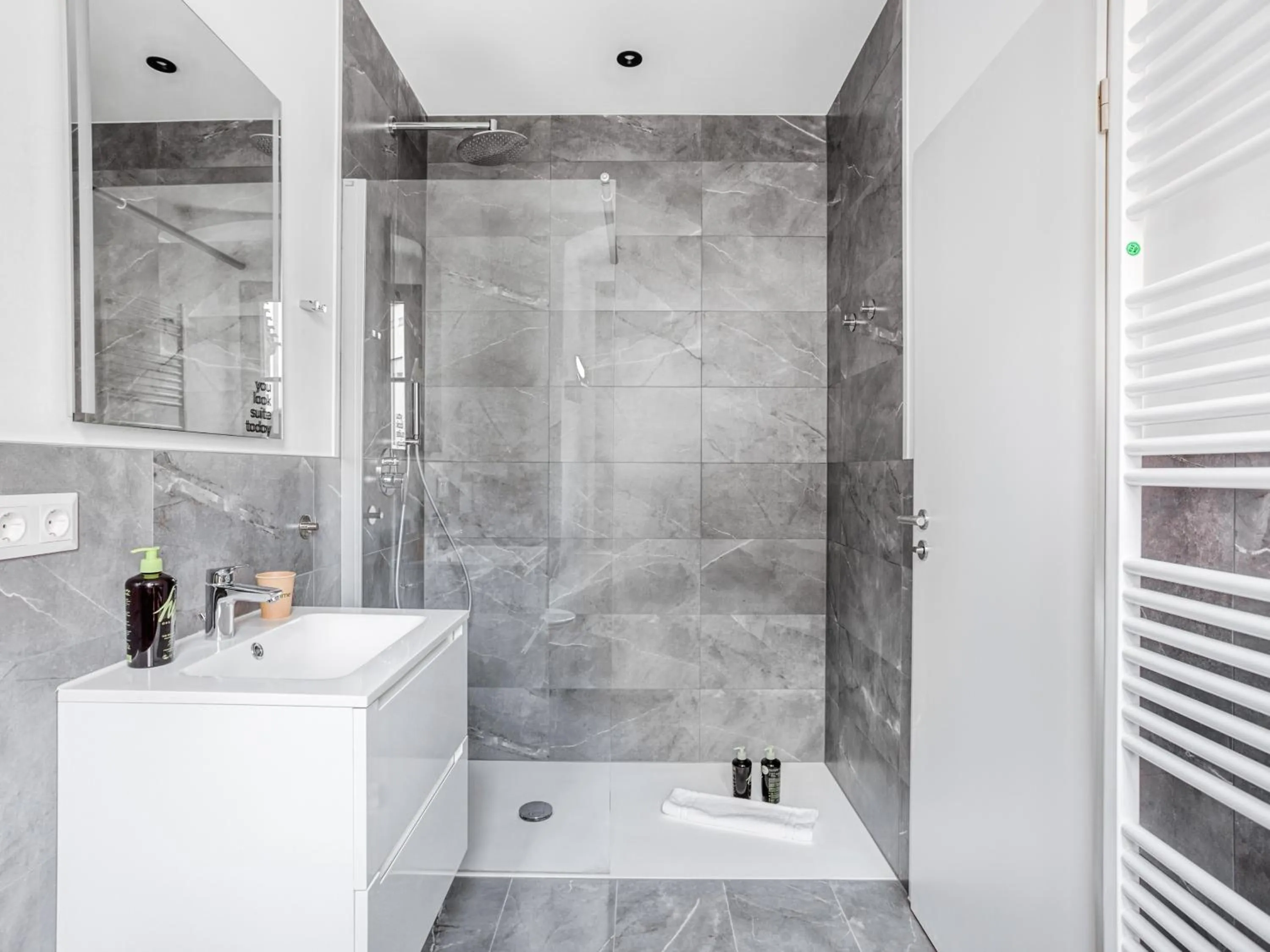 Shower in Limehome Zwickau Hauptmarkt