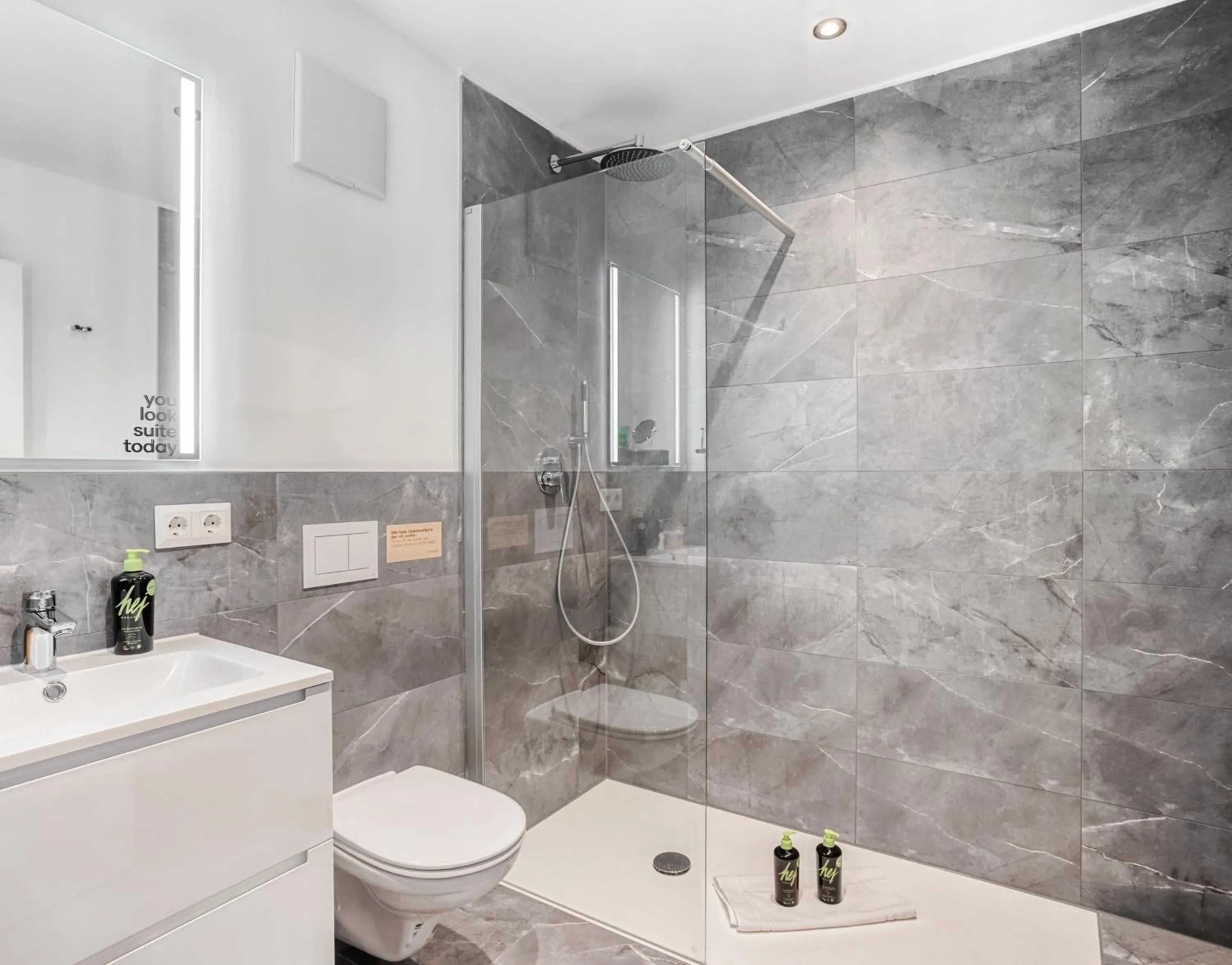 Shower in Limehome Zwickau Hauptmarkt