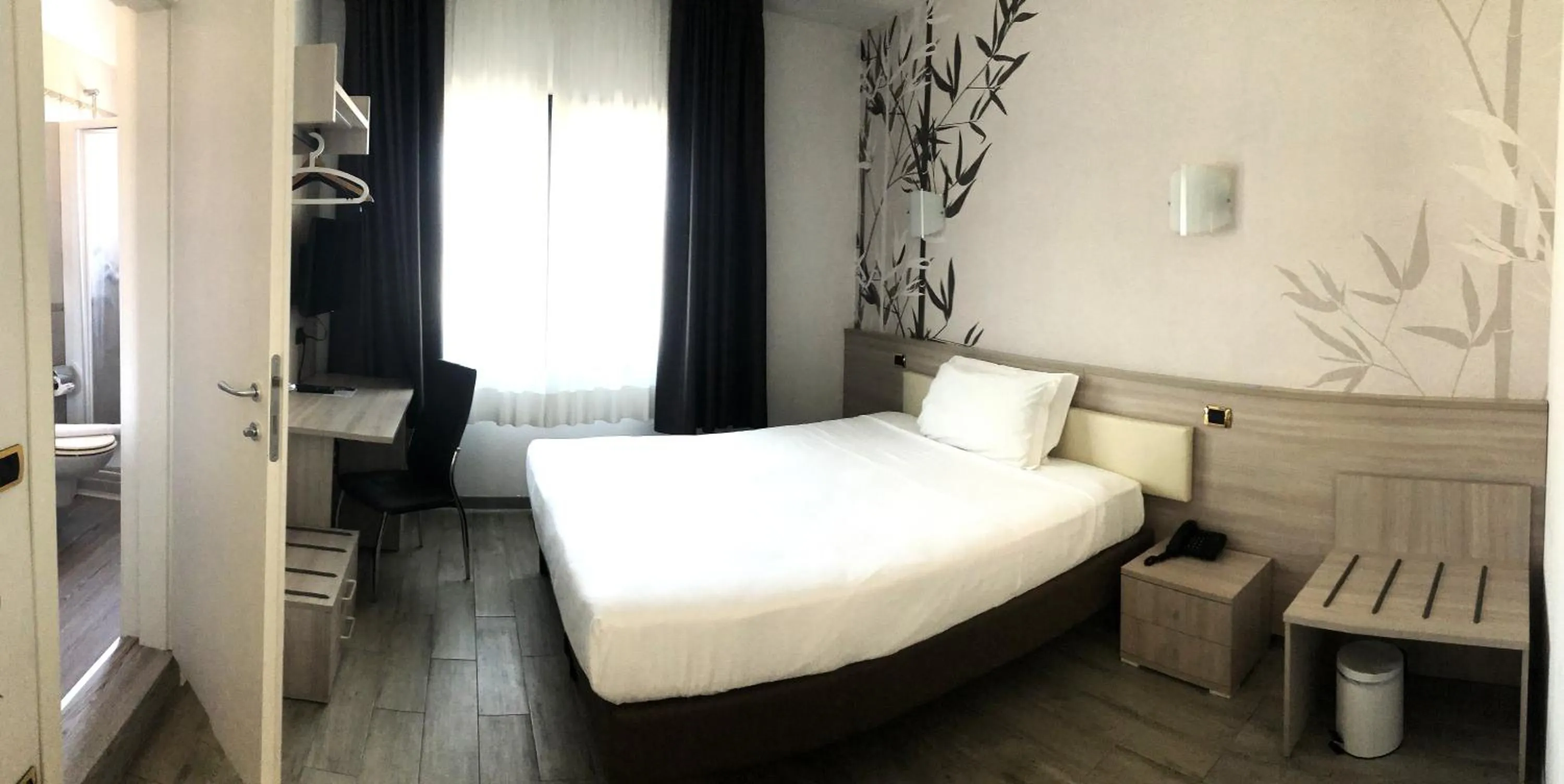 Bathroom, Bed in Hotel Nuova Mestre