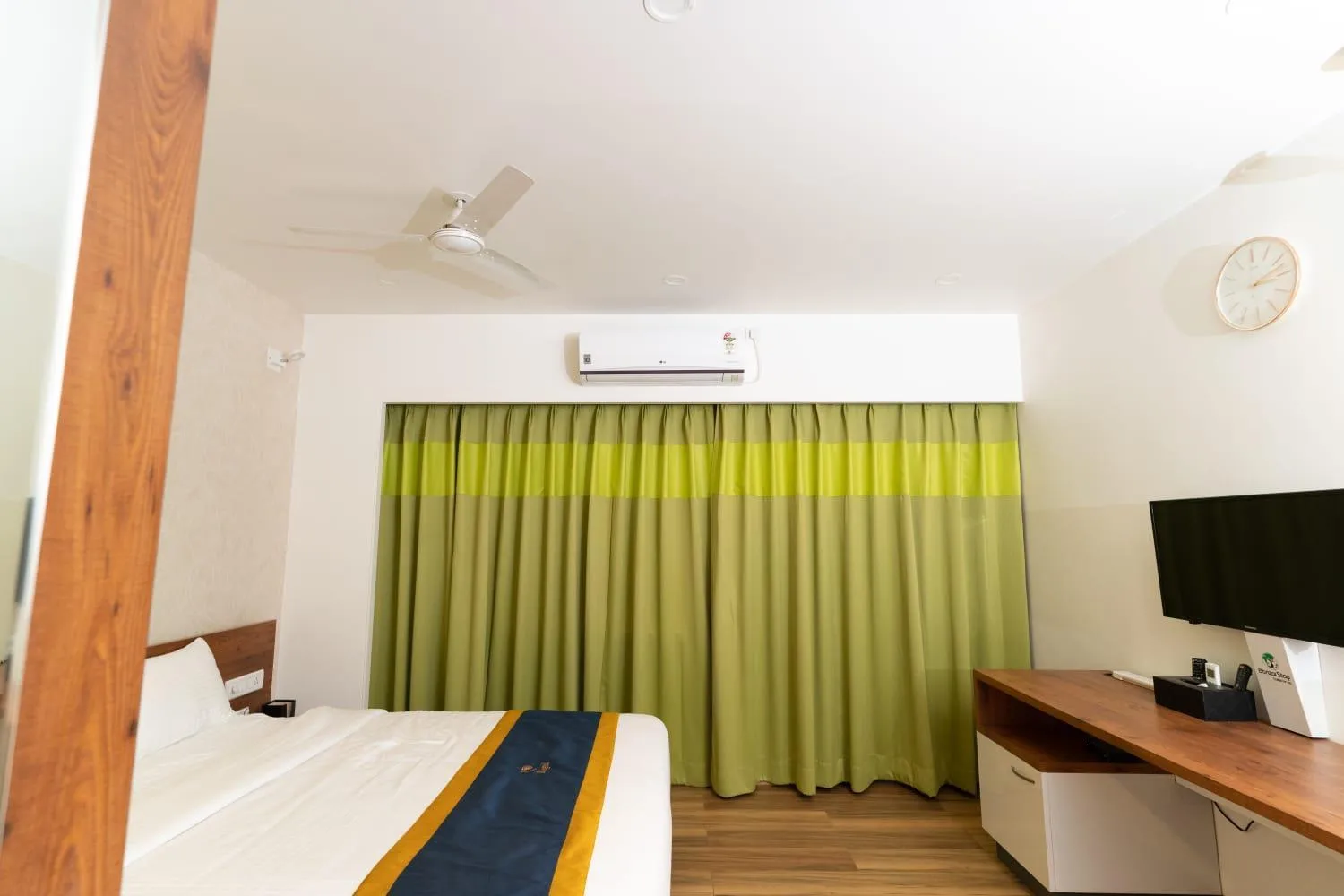 Coffee/tea facilities, Bed in Regal Suites