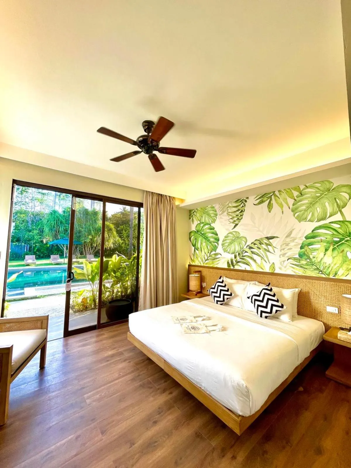 Shower, Bed in Isla Amara Resort