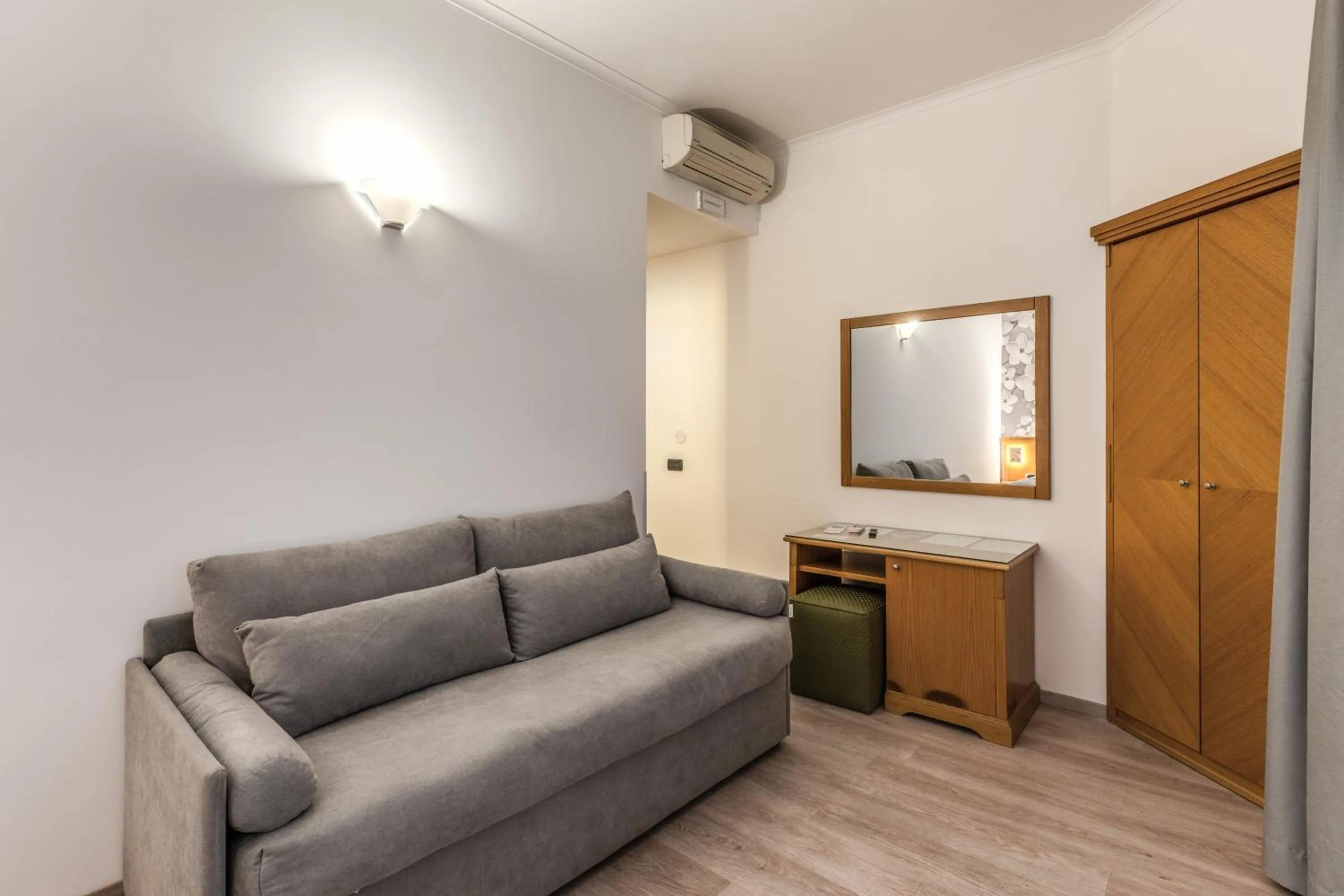 wardrobe in Roma dei Papi B&B