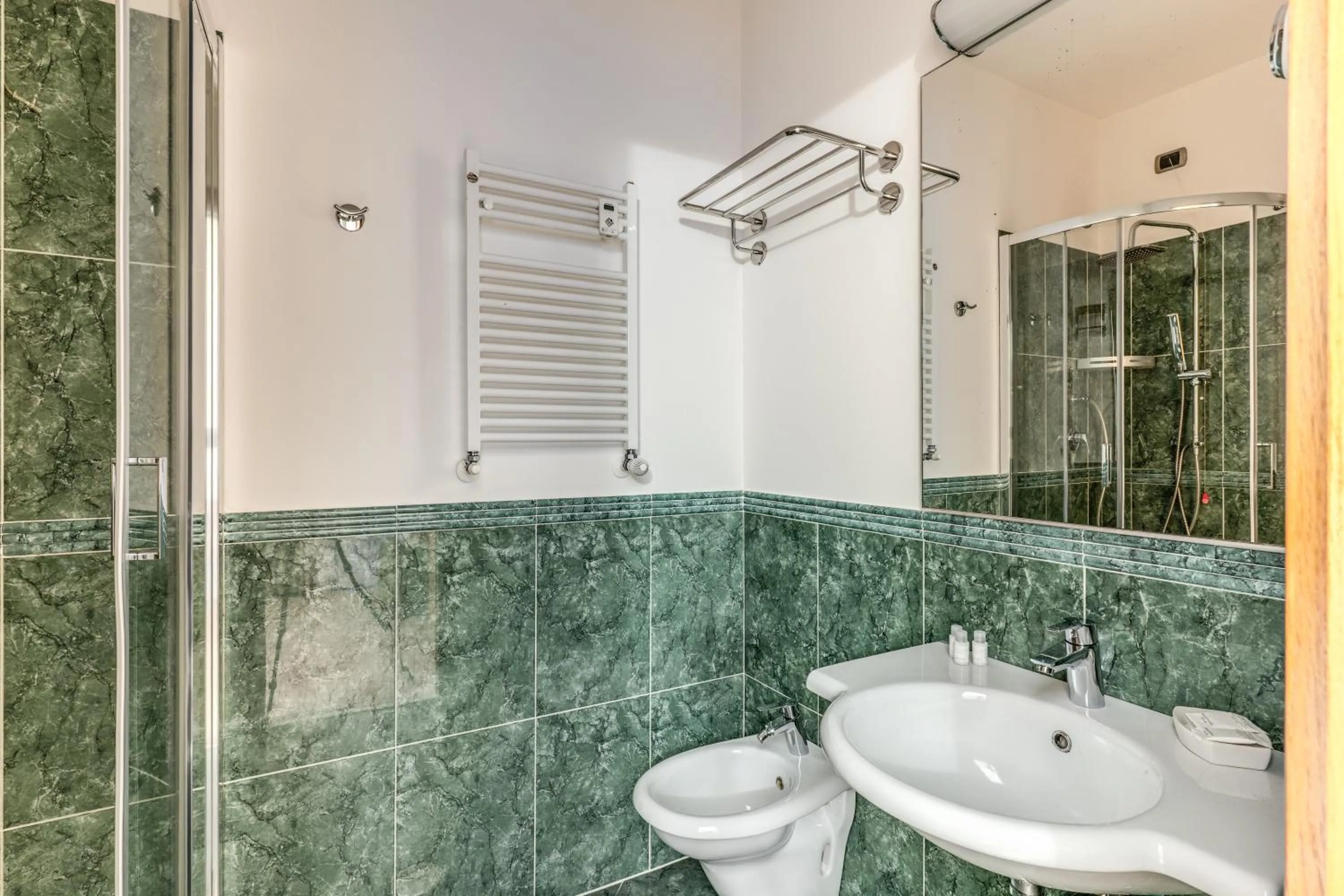 Shower in Roma dei Papi B&B