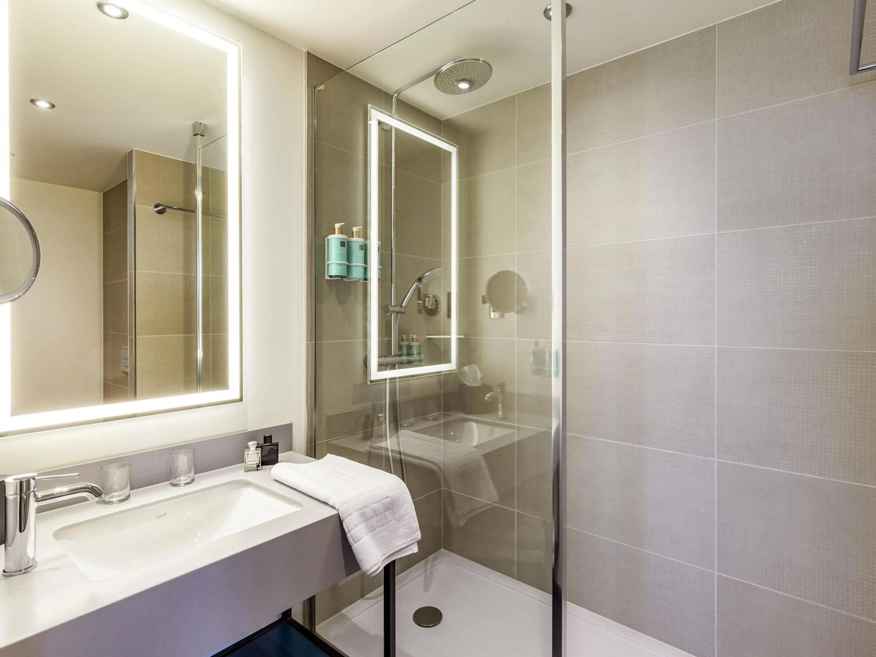 Bedroom in Novotel Liverpool Paddington Village