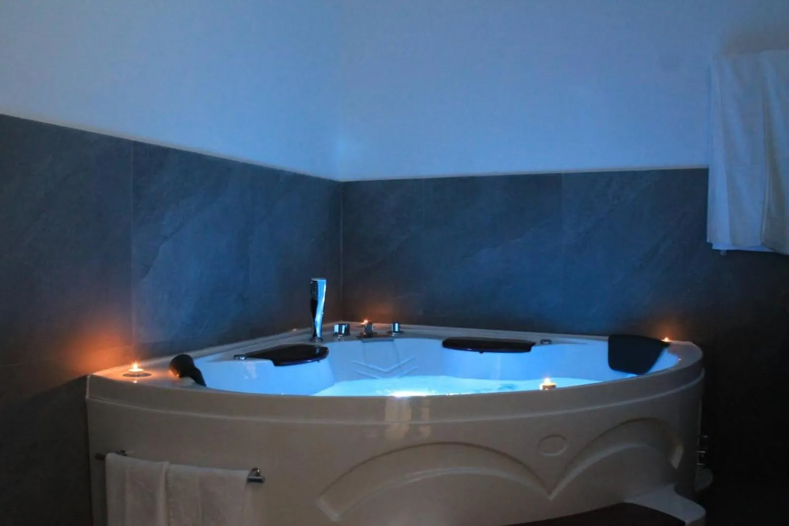 Hot Tub in Hotel Carlone