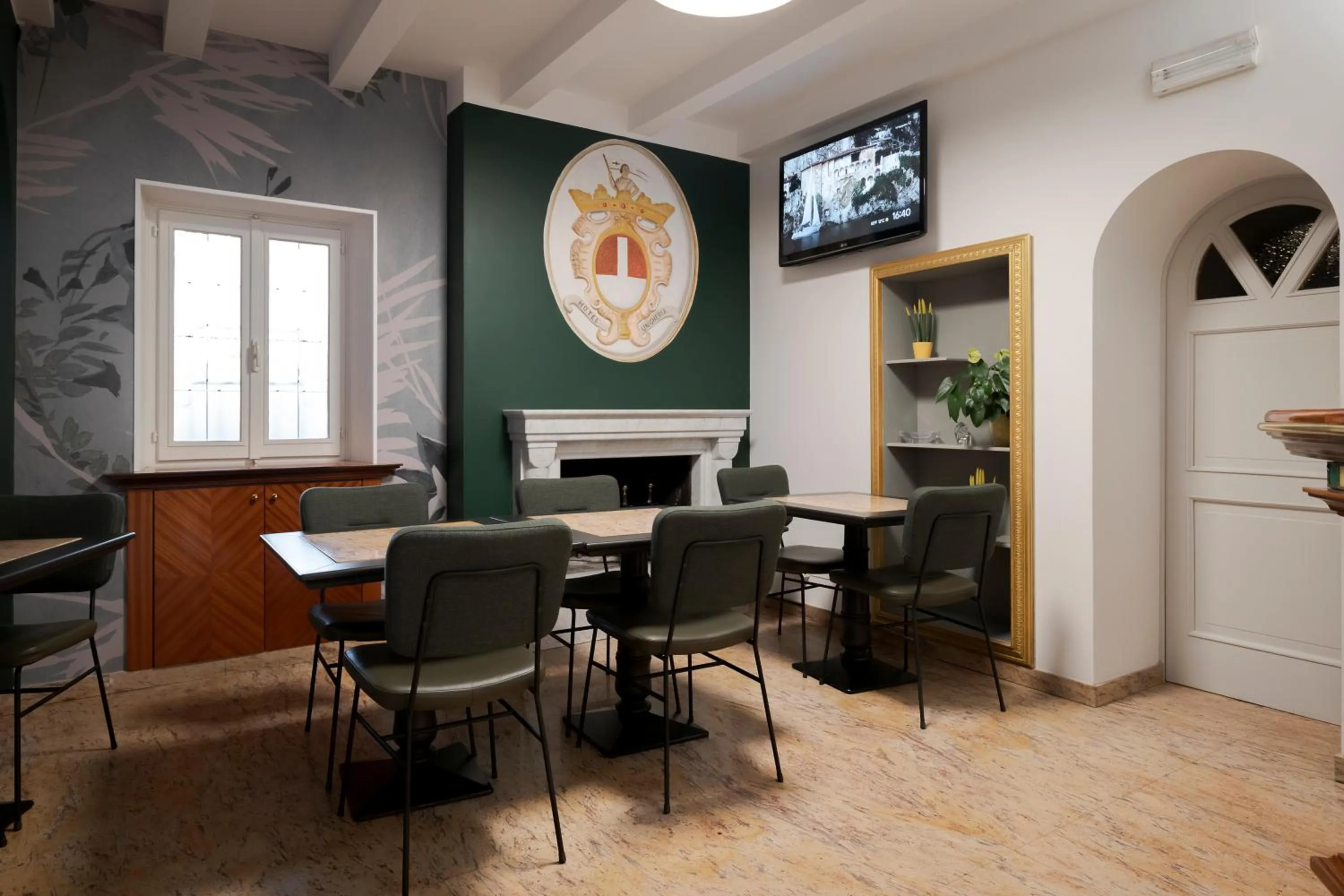 Lobby or reception in Hotel Ungheria Varese 1946