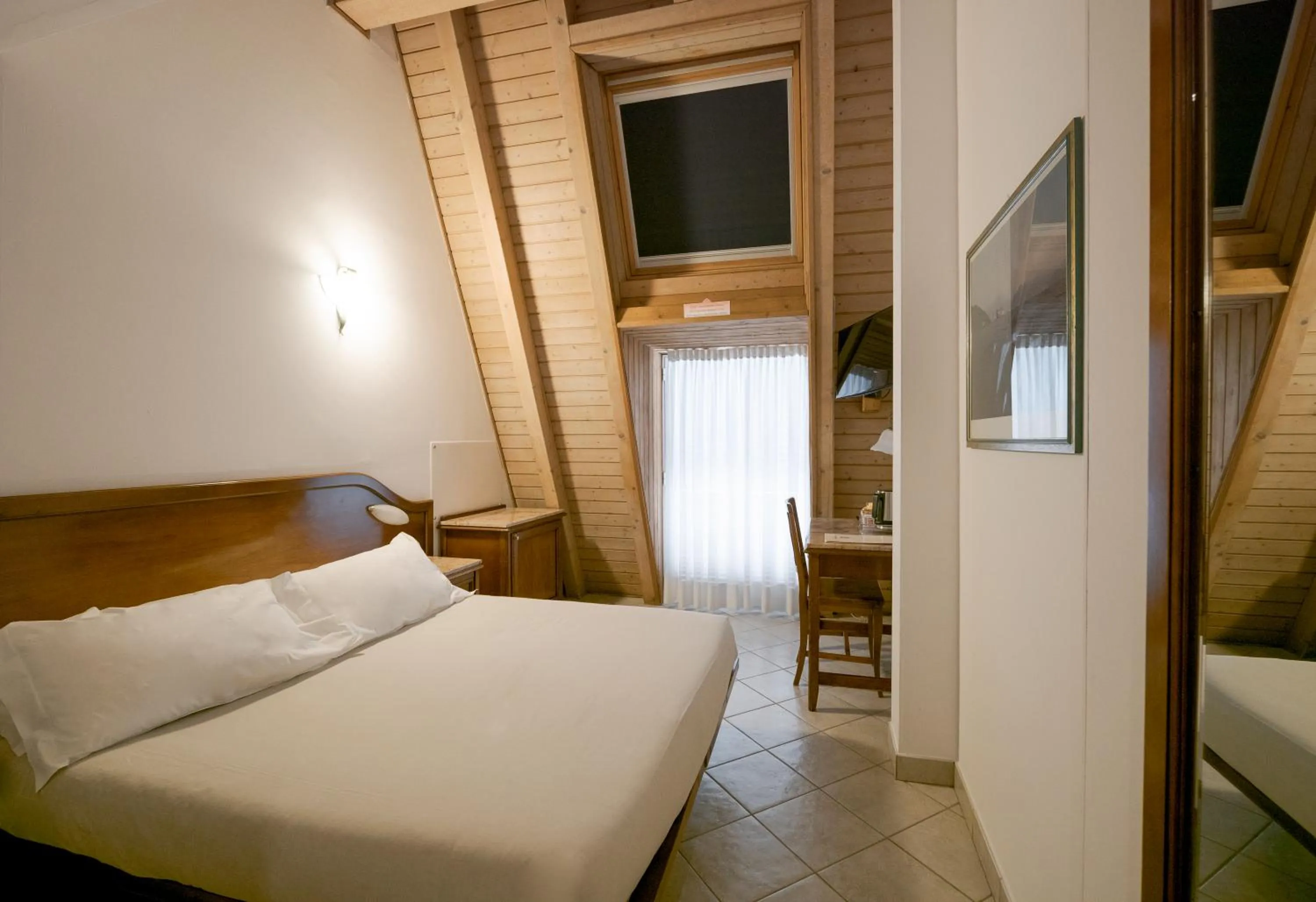 Bed in Hotel Ungheria Varese 1946