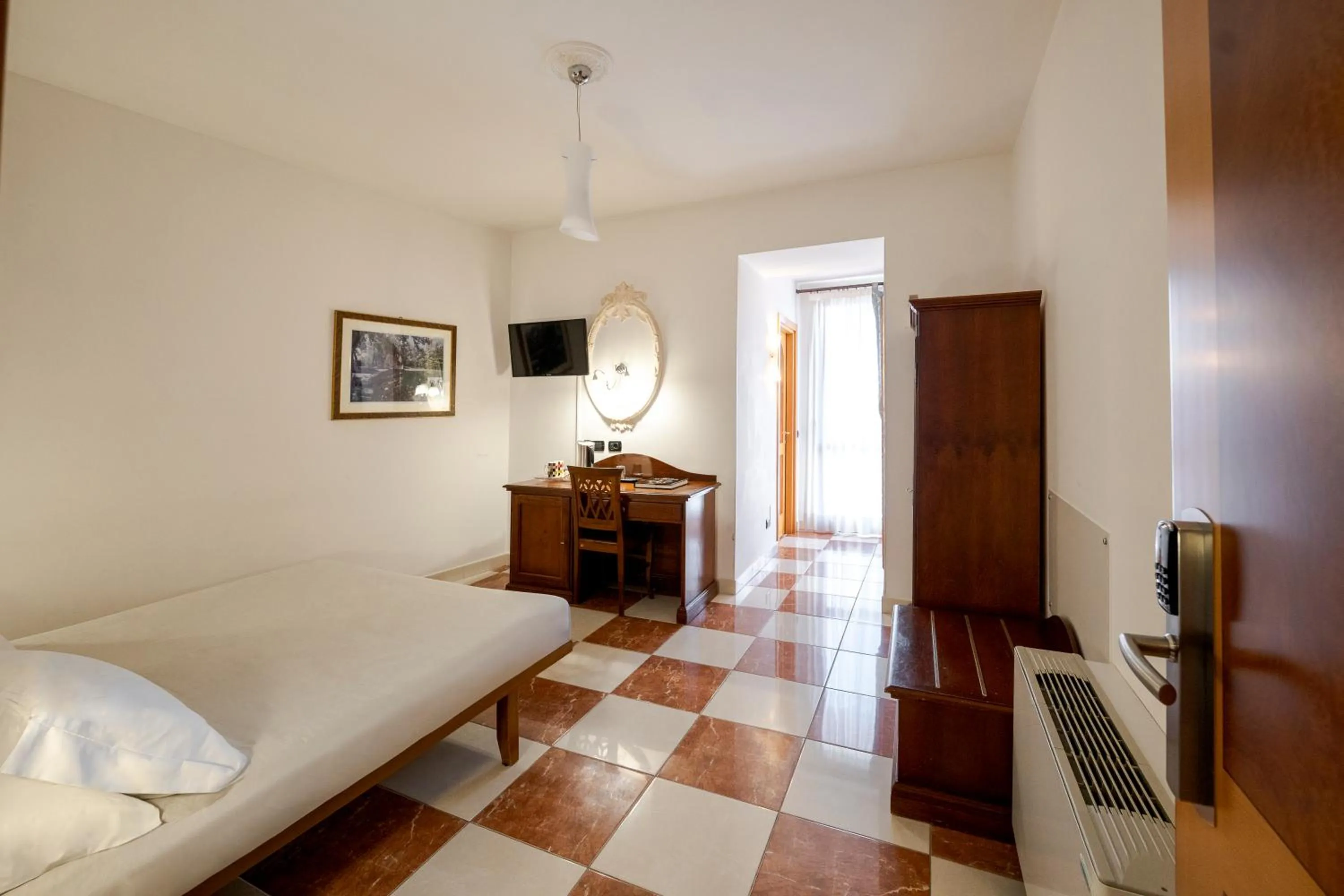 Photo of the whole room, Bed in Hotel Ungheria Varese 1946