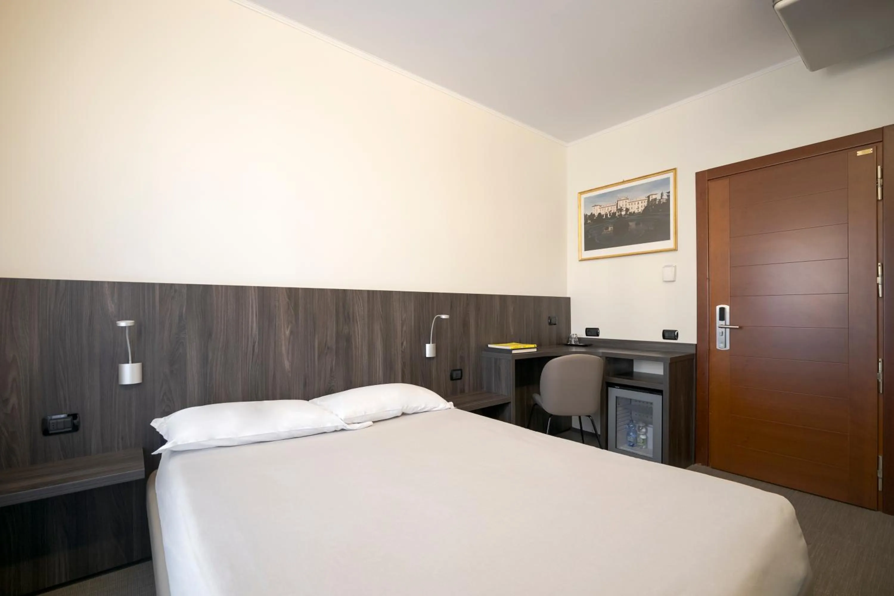 Bed in Hotel Ungheria Varese 1946