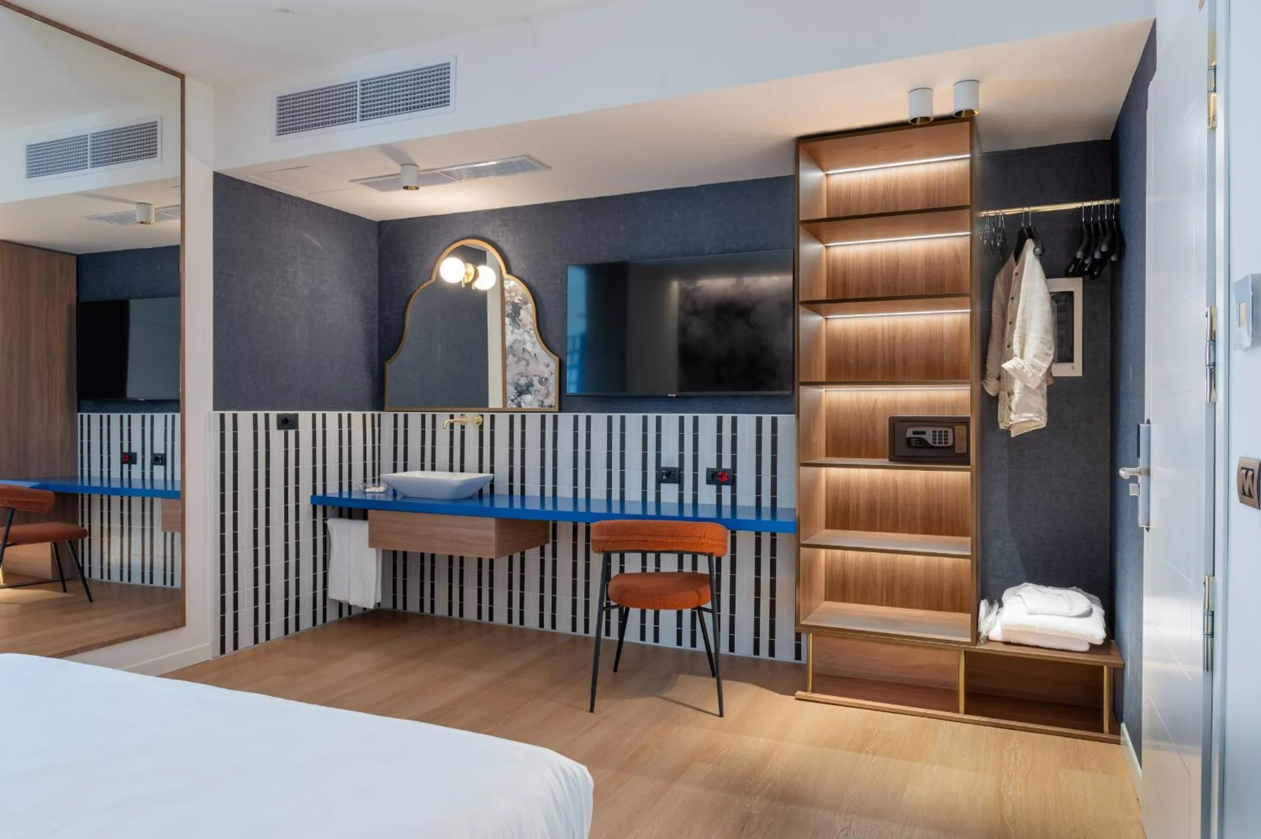 Photo of the whole room, Bed in Hotel Ungheria Varese 1946